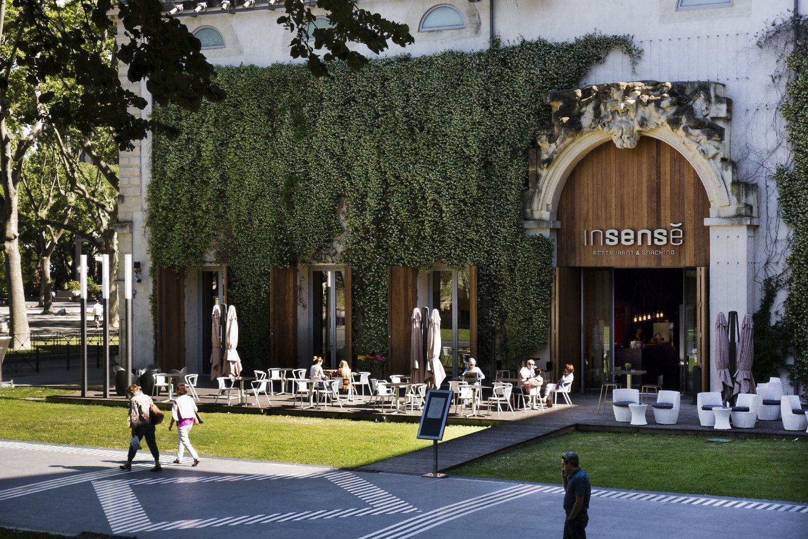 Doté d'un patio, au décor design, le restaurant l'Insensé propose des mets raffinés à Montpellier. Il se situe au musée Fabre.