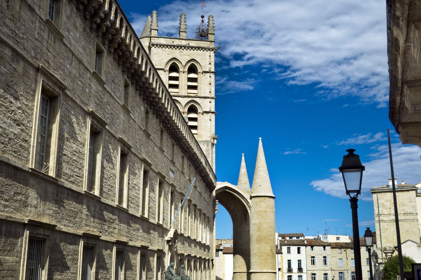 La cathédrale Saint-Pierre se dresse au détour des nombreuses ruelles du centre historique de Montpellier.