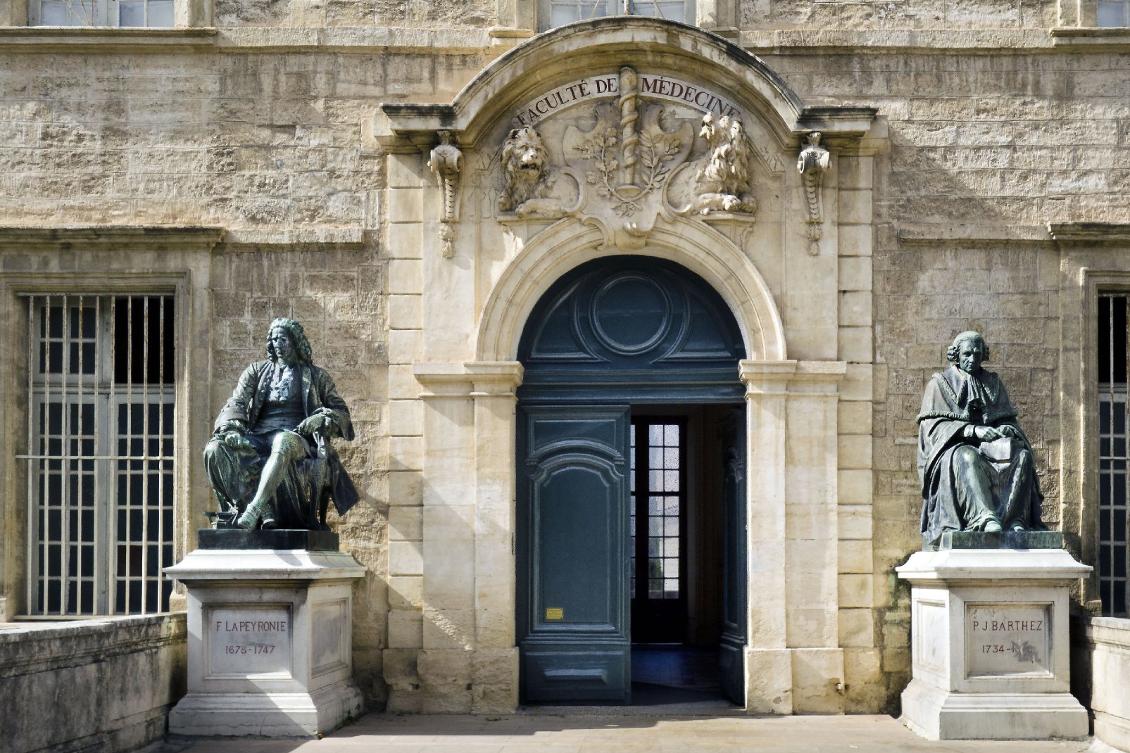 En plein centre de Montpellier, la faculté de médecine loge dans l'ancien monastère Saint-Germain-Saint-Benoît, qui devient ensuite un palais épiscopal. C'est un lieu hors du commun pour étudier la médecine. L'entrée est gardée depuis 1864 par deux statues, celles de Lapeyronie et de Barthez.