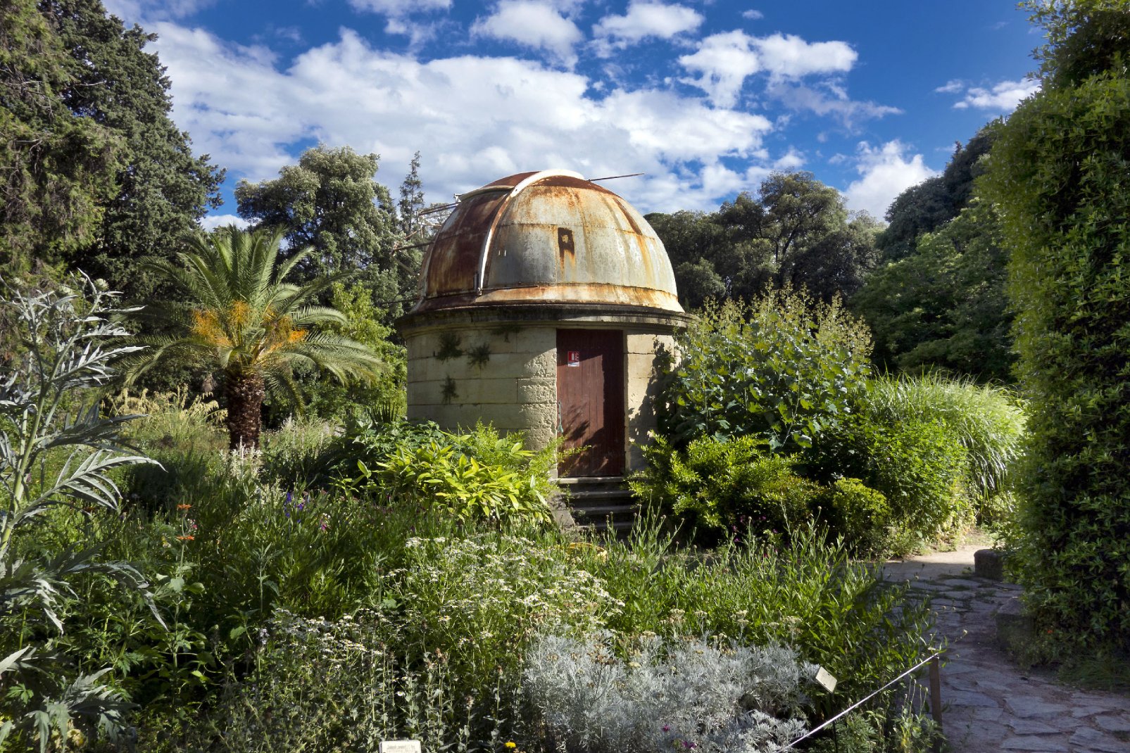 Cerné par les plantes et un bassin de nénuphars, pour une atmosphère bucolique, l'observatoire astronomique est le rendez-vous des amoureux et des rêveurs.