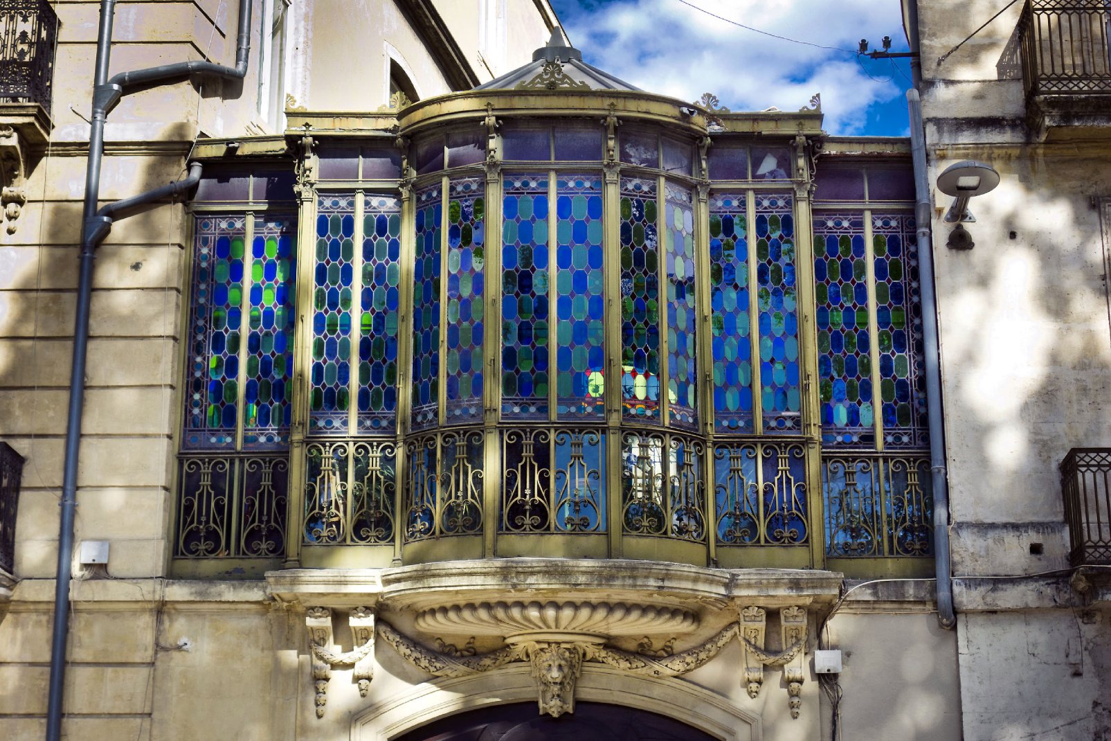 Montpellier surprend par ses jolies façades et ses quelques curiosités. Ici, la verrière d'un immeuble du boulevard Henri IV resplendit au soleil, face au jardin botanique.