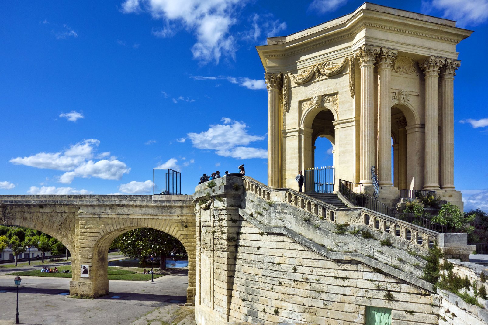 Tout au bout de la promenade du Peyrou à Montpellier, des terrasses, un aqueduc et un réservoir surmonté d'un superbe château d'eau, signé des architectes Giral et Donnat.