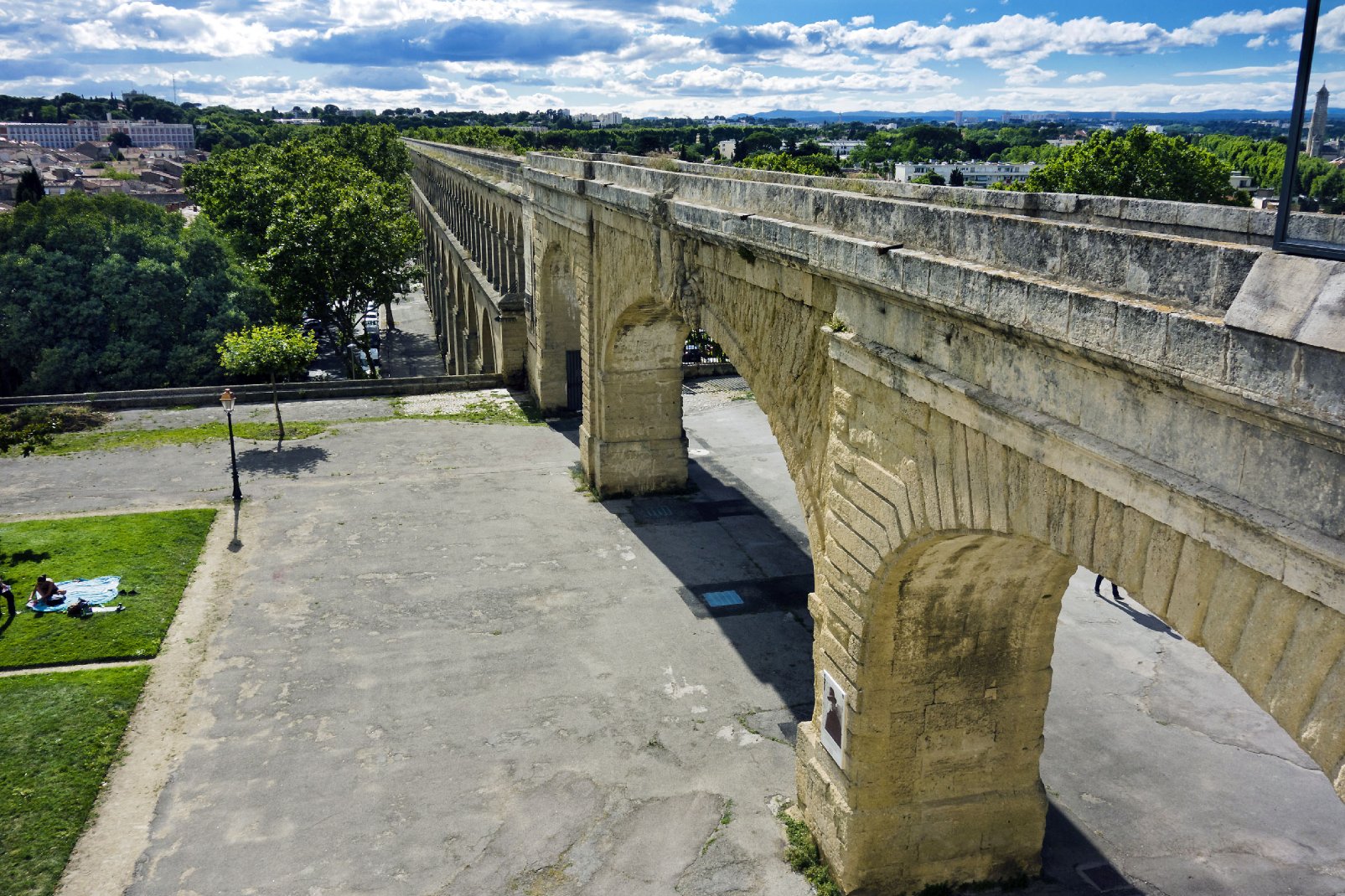 A sa construction au XVème siècle, l'aqueduc du Peyrou était destiné à alimenter la ville de Montpellier en eau. Aujourd'hui, il a donné son nom à un quartier, les Arceaux.