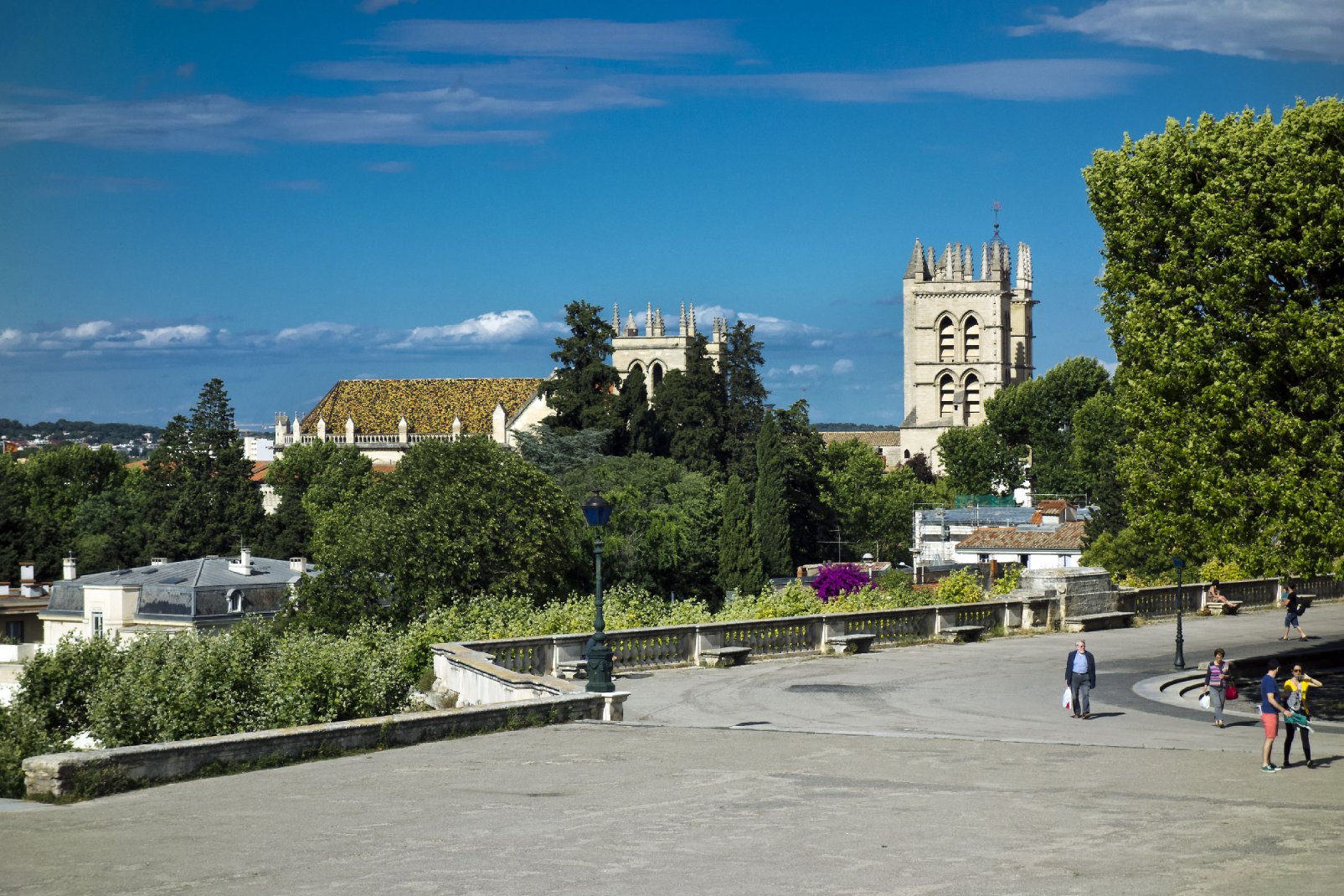 Depuis la promenade du Peyrou, on peut observer les deux tours de la Cathédrale Saint-Pierre.