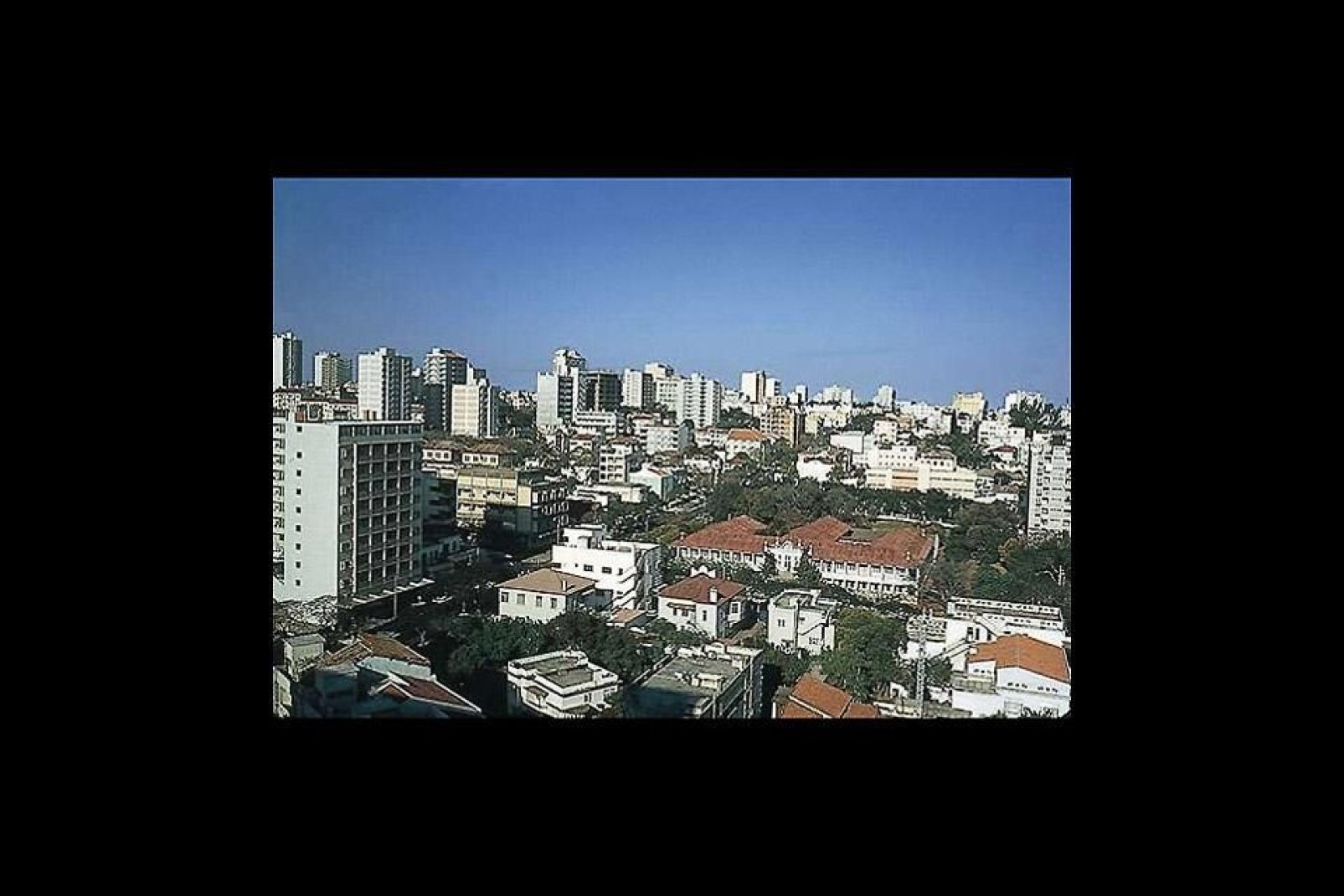 La città di Maputo è la capitale del Mozambico. È chiamata anche la Città della Acacie o La Perla dell'Oceano Indiano.