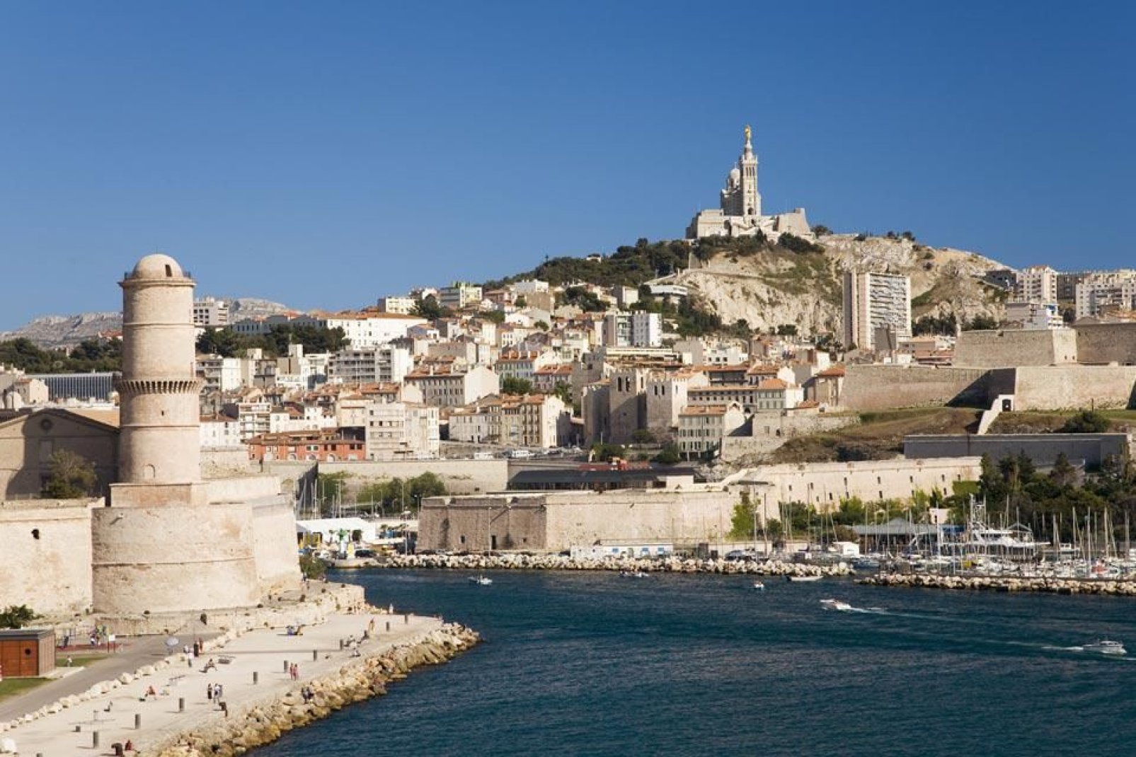 Dal Vieux-Port, si gode di una vista imperdibile sulla "Bonne Mère", come viene chiamata in loco.
