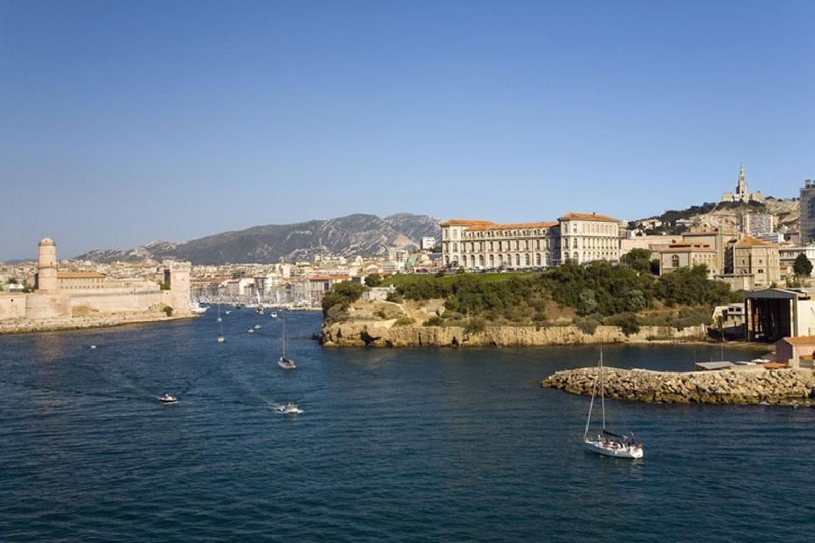 Lorsqu'on entre dans la ville de Marseille par la mer, on est accueilli par le palais du Pharo et le fort Saint-Jean.