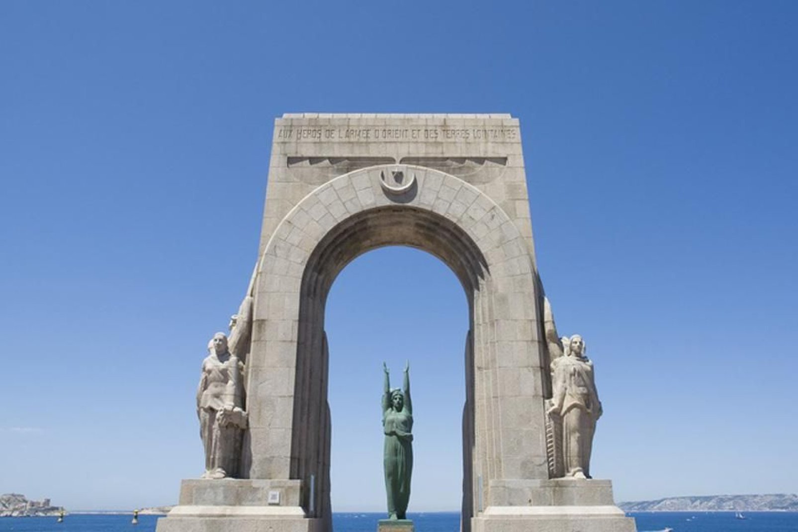 Este edificio, erigido en honor a los combatientes del Norte de África, se abre al Mediterráneo.