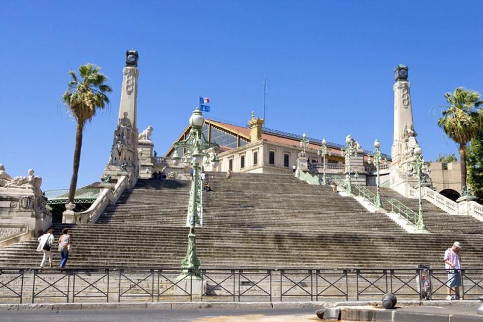 In der Nähe dieses strategischen Punktes der Stadt, der über eine monumentale Treppe mit dem Stadtzentrum Marseilles verbunden ist, haben sich zahlreiche Hotels niedergelassen.
