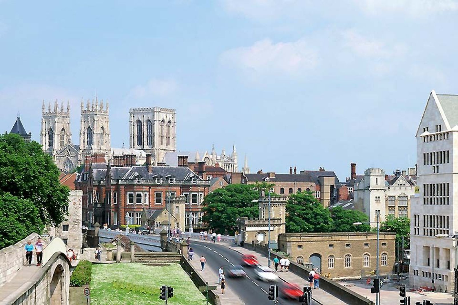 York es conocida por sus numerosas iglesias y pubs. La mayoría de las iglesias de York se remontan a la Edad Media. St William's College, detrás de la Minster, y Bedern Hall.