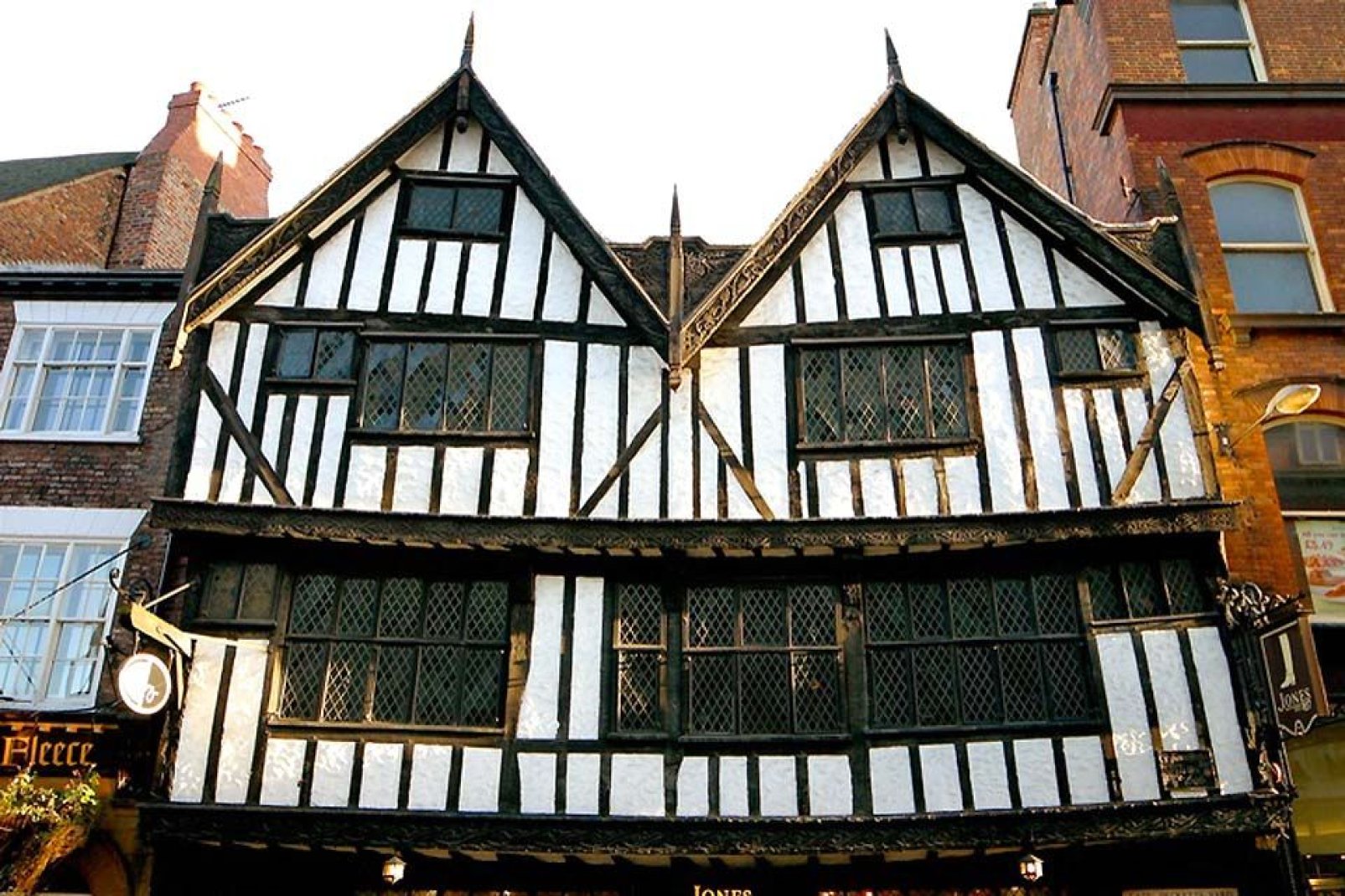 Una de las numerosas casas de la época de los Tudor de la ciudad, muy bien conservadas durante siglos.