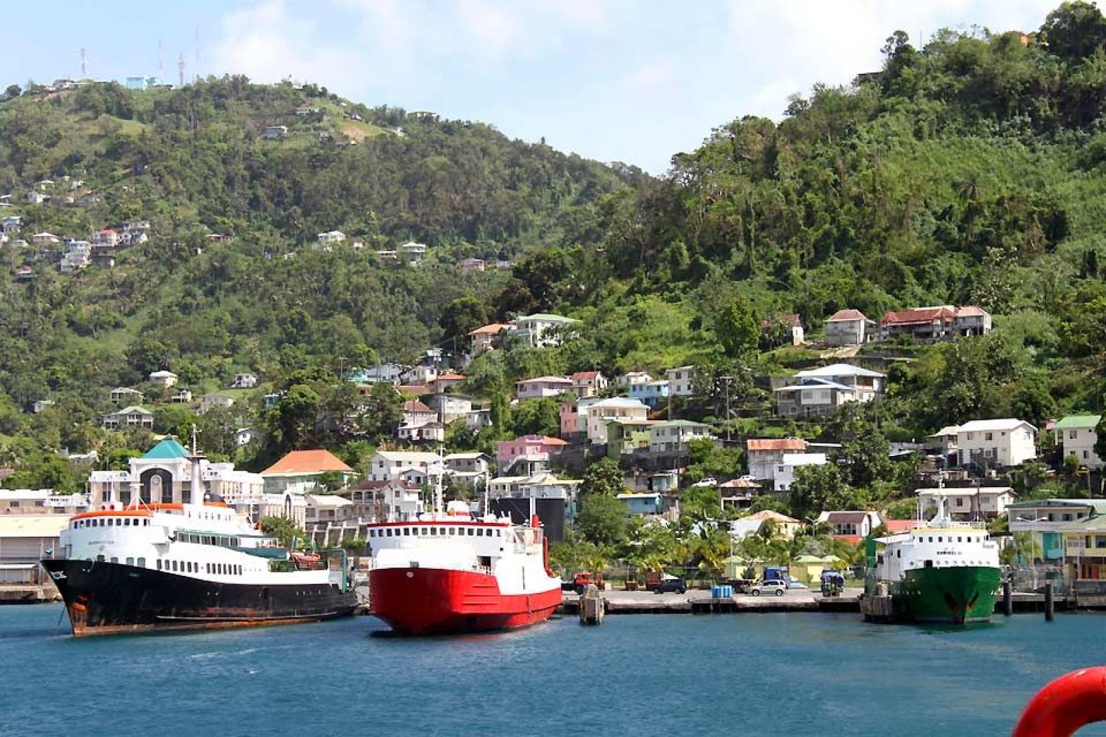 Im geschftigen Hafen Kingstowns werden die Waren fr alle Inseln der Grenadinen verladen.