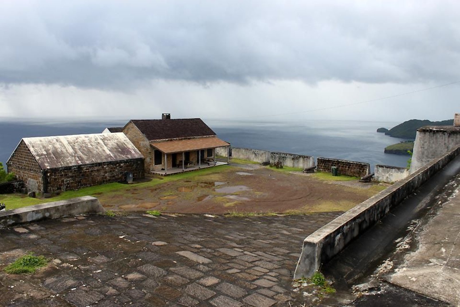 Das 1806 fertig gestellte Fort Charlotte liegt 183 m hoch ber der Bucht von Kingstown.