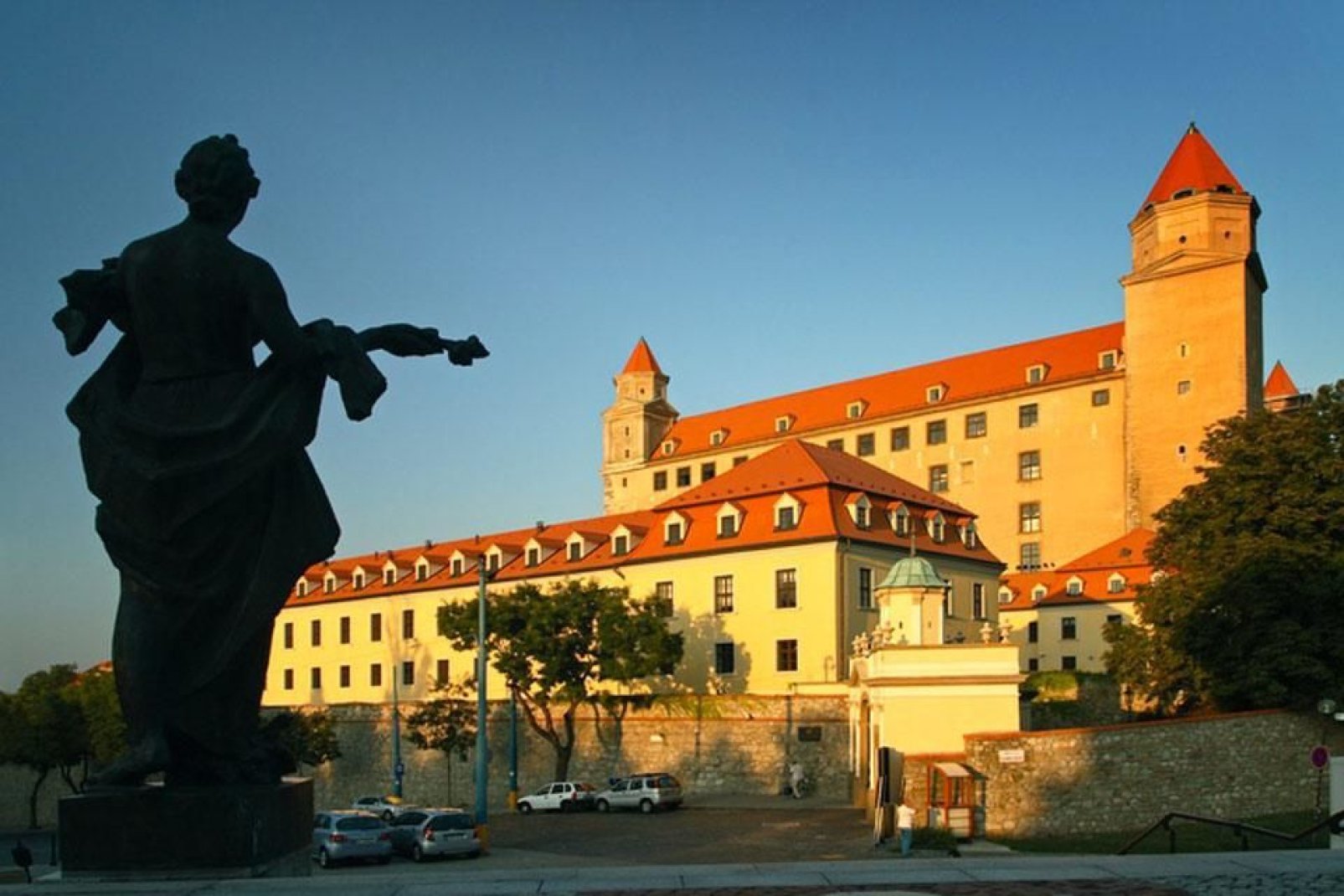 Neben dem Museum fr Teppiche, Mbel, Schmuck und Waffen bietet das Schloss von Bratislava eine einzigartige Aussicht ber die Donau bis nach sterreich.