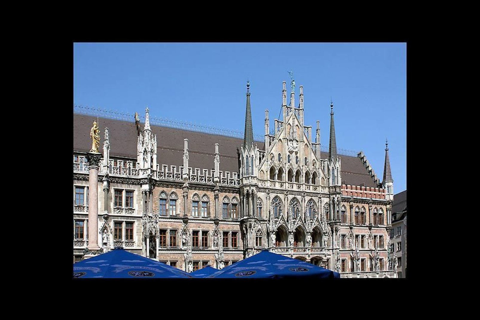Dieses prachtvolle im neugotischen Stil erbaute Gebäude befindet sich am Marienplatz, der zentrale Platz  von München.