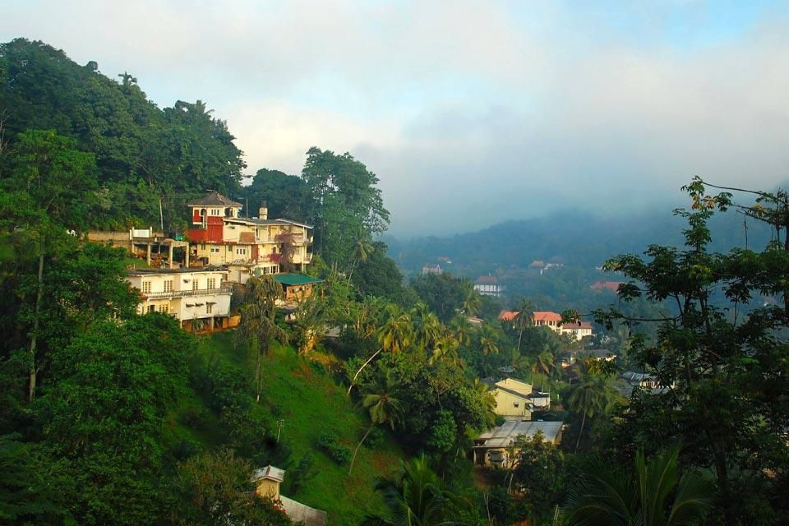 La ciudad de Kandy, conocida por su Templo del Diente, que alberga una reliquia de Buda, está situada entre las verdes colinas y la reserva natural de Udawattakelle Forest.