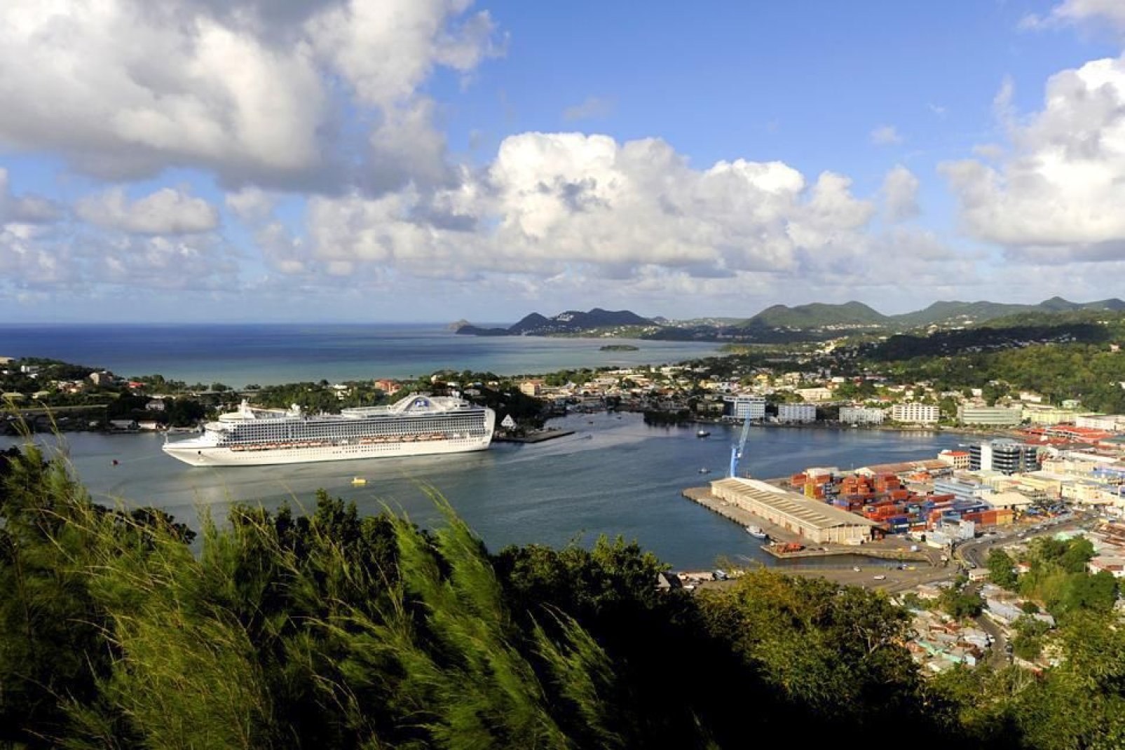 Im Norden liegt Castries, die Hauptstadt St. Lucias mit dem wichtigsten Handels- und Kreuzfahrthafen der Insel.