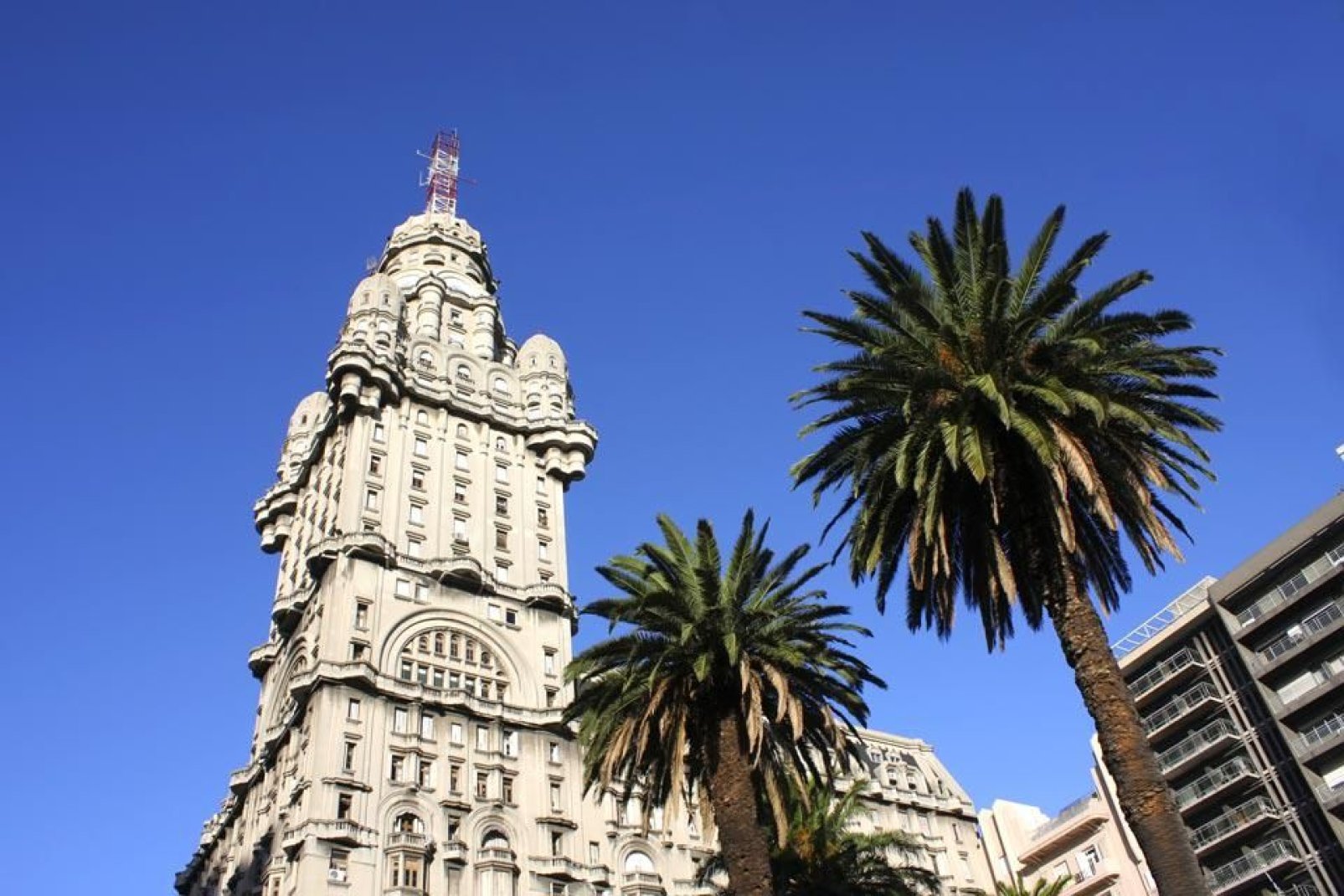 Se trata de la plaza central de Montevideo. Está situada entre la ciudad antigua y la nueva.