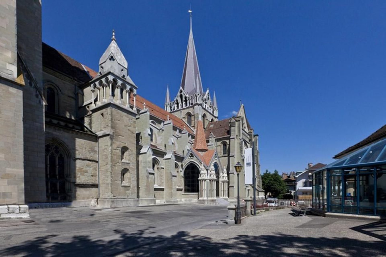 Nuestra Señora de Lausana es una catedral protestante. Su construcción se inició en el siglo XII.