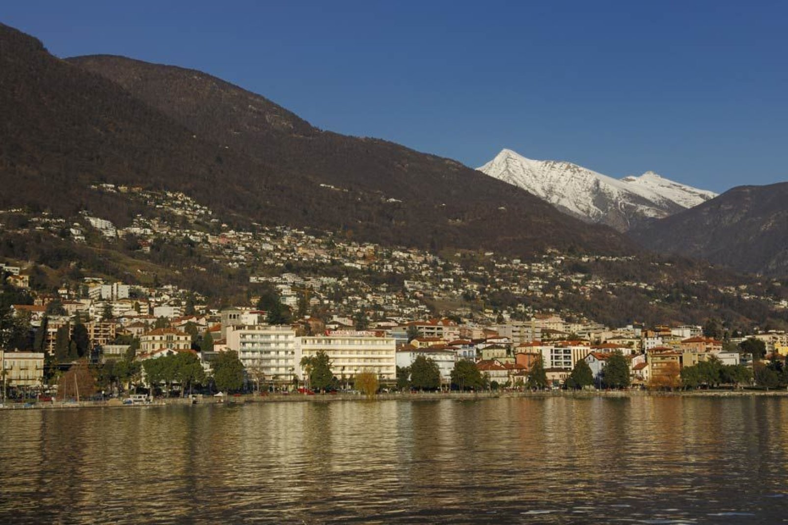 Locarno liegt an einem Berghang direkt am Lago Maggiore.