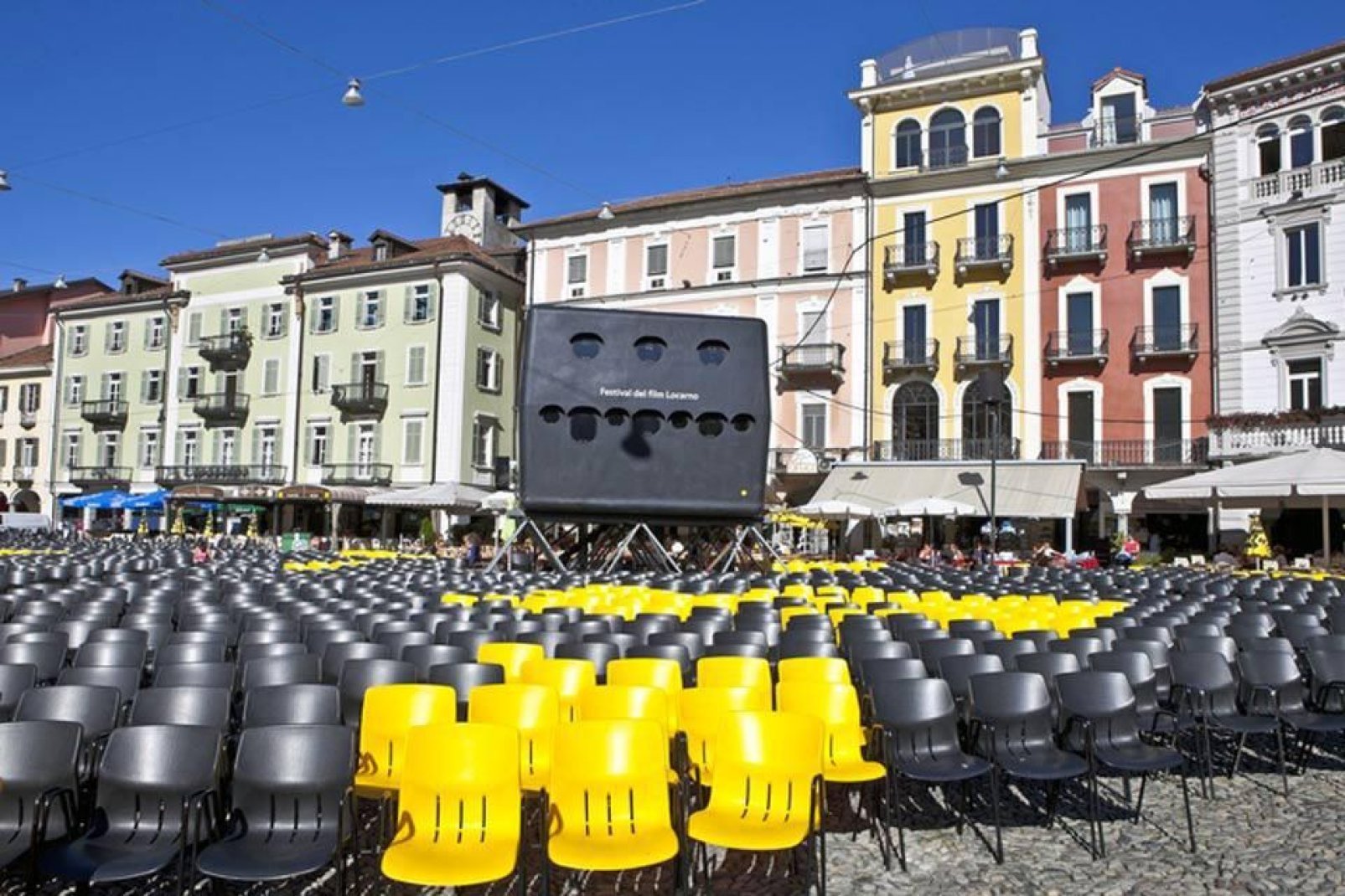 Todos los años, en pleno verano, Locarno acoge el Festival internacional de cine. Se proyectan películas al aire libre en la plaza central.