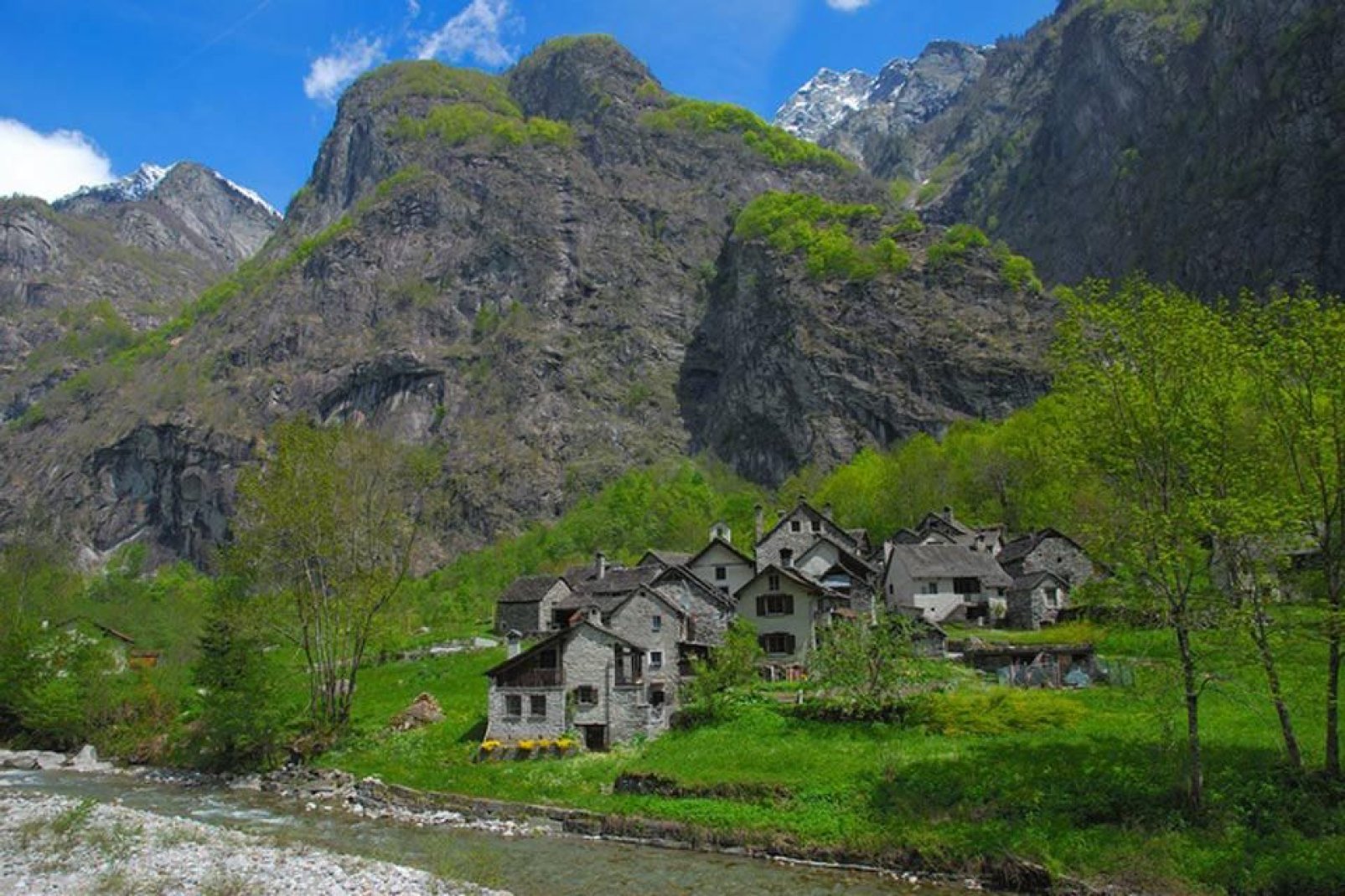 Los Alpes Lepontinos son la parte de los Alpes que se sitúa entre el Tesino (Suiza) e Italia.