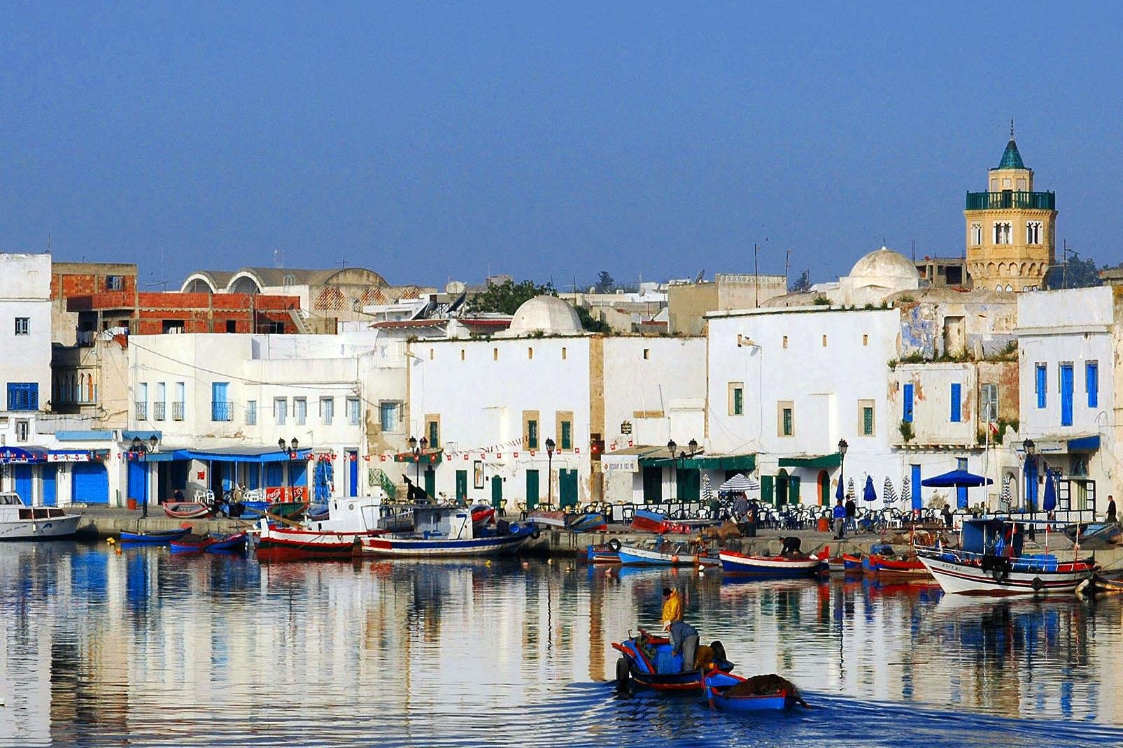 Située sur la côte nord tunisienne, la ville de Bizerte, relativement méconnue, mérite pourtant une visite. On apprécie son charmant port de pêche bordé de maisons ocre, où mouillent des barques colorées et sa plage bordée d'hôtels tranquille. A proximité, le cap Blanc, promontoire formé de collines blanchâtres s'enfonçant dans la mer constitue la pointe la plus septentrionale du continent africain....