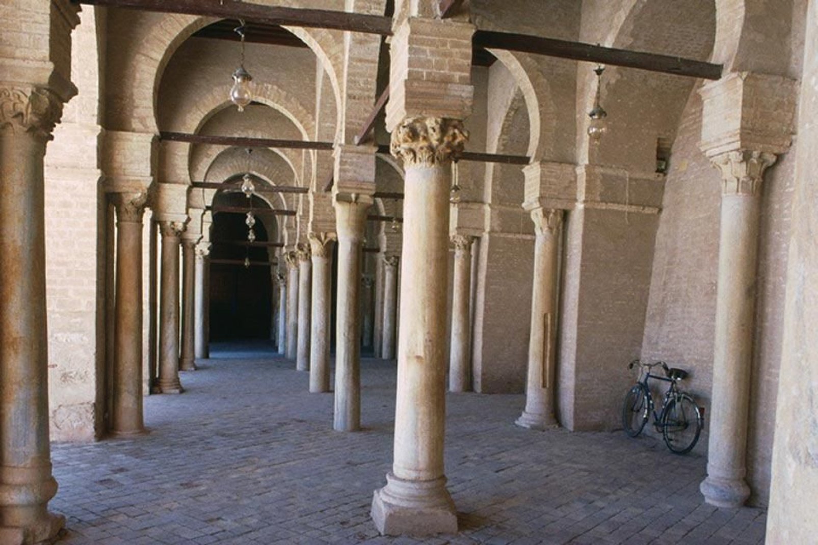 Comme la ville de Kairouan, la Grande Mosquée a été classée au patrimoine mondial de l'Unesco en 1988.