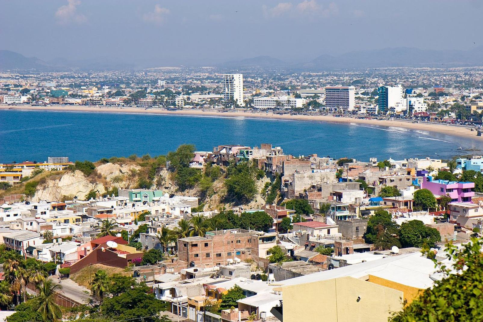Mazatlán es conocida como la perla del pacífico, es además un famoso puerto localizado en la costa del pacífico mexicano, del que se destacan sus importantes atractivos turísticos y sitios de interés, como es el caso de su faro, así como el malecón, la isla de piedra y por supuesto su acuario, el cual es el más grande de todo México.
Mazatlán se transforma durante sus importantes fiestas populares, ...