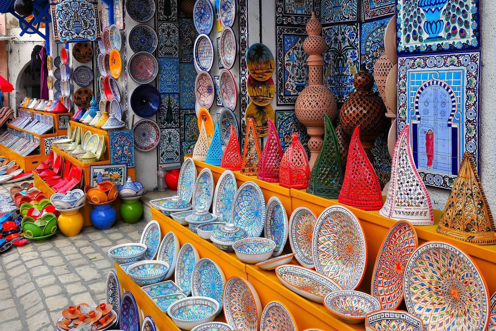 Moins connue que sa voisine Hammamet, Nabeul est une station balnéaire pleine de charme sur la côte ouest tunisienne. On n'y fait pas la fête jusqu'à l'aube, mais on apprécie son caractère sympathique, ses clubs familiaux et ses plages peu fréquentées.
Nabeul est aussi un centre d'artisanat réputé : on peut s'y procurer de très belles poteries et des objets décoratifs en cuir et en métal. Et si l'on ...