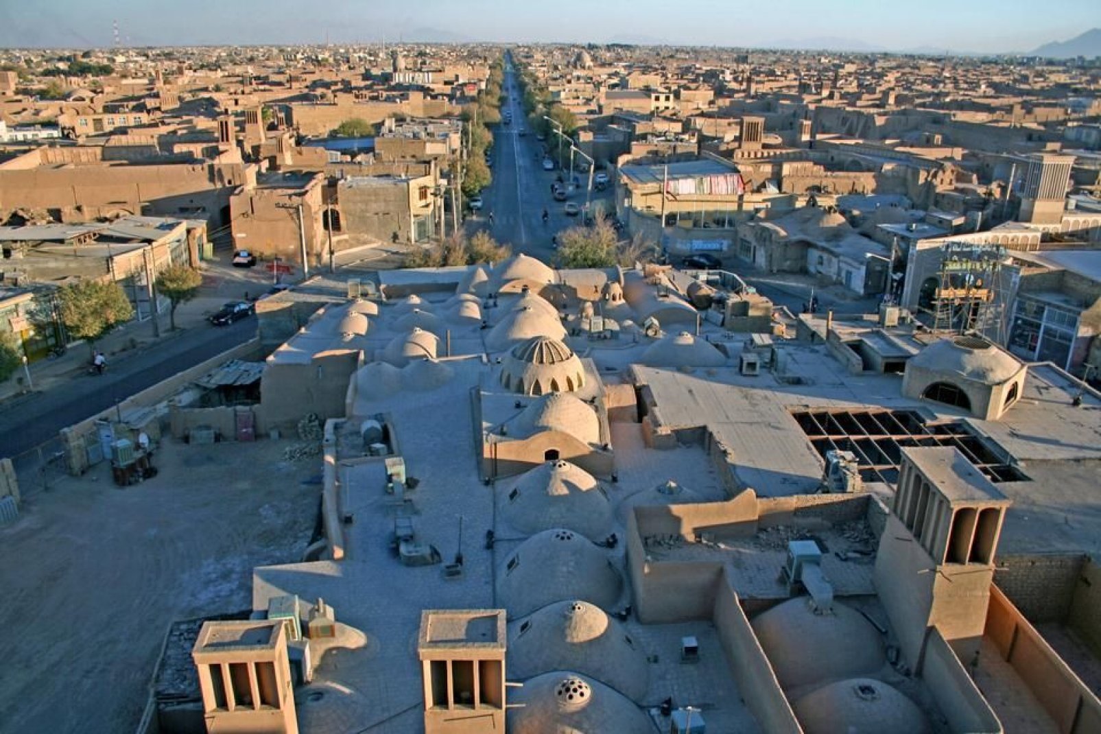 Après l'adaptation de générations à son environnement désertique, Yazd s'est établi comme une ville architecturalement unique.