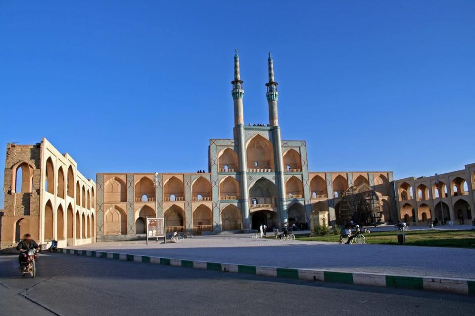 Remontant au XIIème siècle, cette mosquée est un bel exemple du courant Azéri dans l'architecture persane.