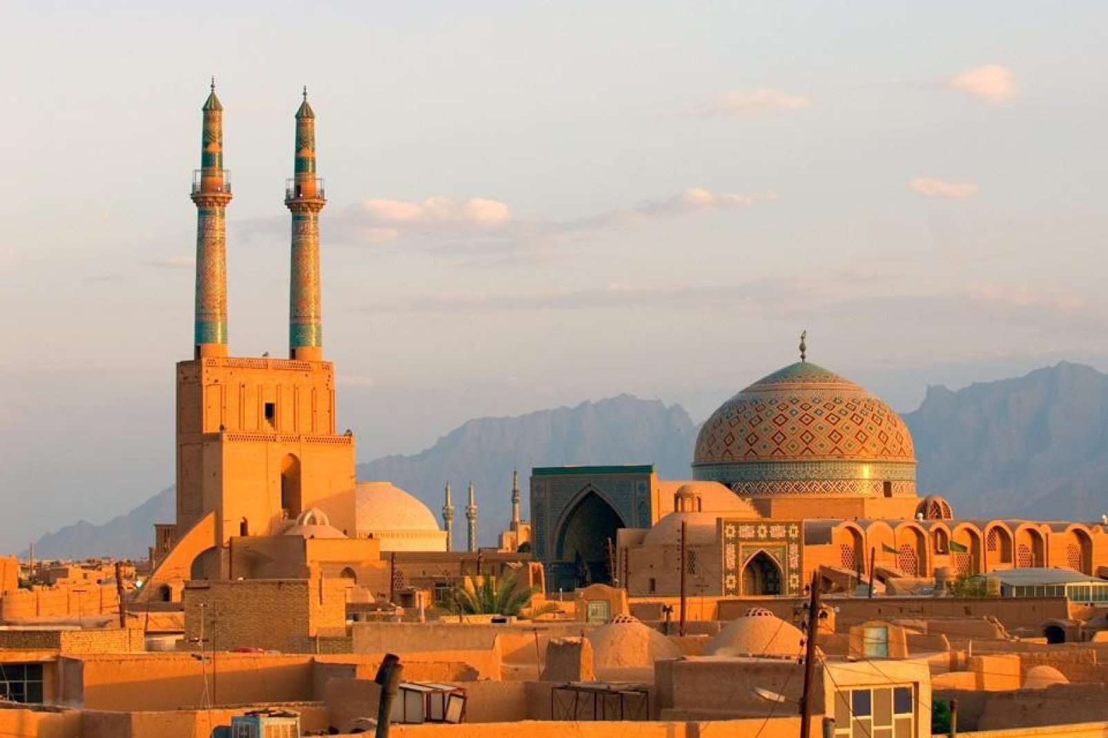 Yazd, capitale de la vie zoroastrienne, au centre de l'Iran, est un grand exemple d'architecture désertique, avec les ruelles labyrinthiques du vieux centre et ses maisons en terre.