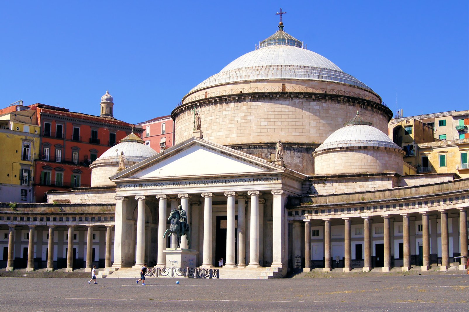 La monumentale place du Plebiscito, au c?ur de la cité est cernée par l'église S. Francesco di Paola et le Palais Royal.