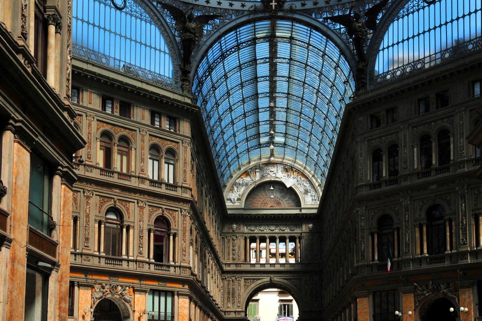 Der Dom der Galerie Umberto I. ragt 56,7 m in die Höhe, sein achteckiges Grundfundament misst 36,2 m.