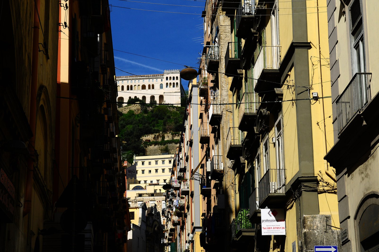 Zwischen der Rue Toledo und Corso Vittorio Emanuele pulsiert das Leben in den spanischen Vierteln, die von den Neapolitanern einfach nur "die Viertel" genannt werden.
