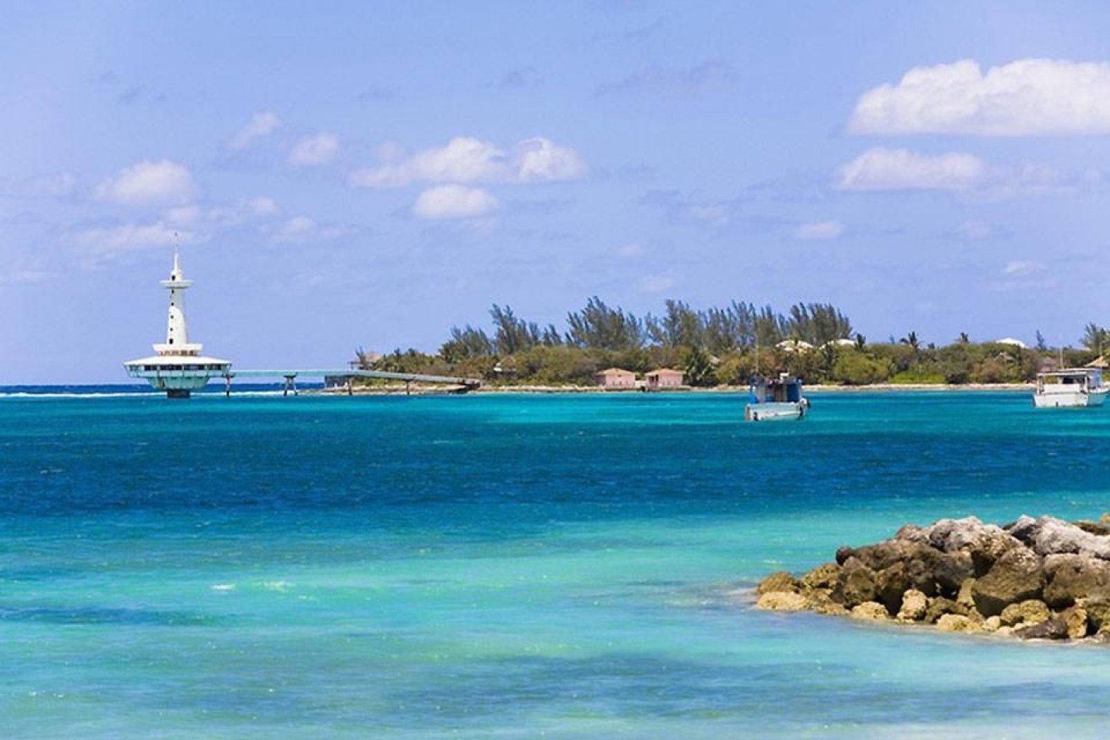 Trotz des bedeutenden Schiffsverkehrs hat der Hafen von Nassau seine idyllischen glasklaren Gewässer bewahrt.