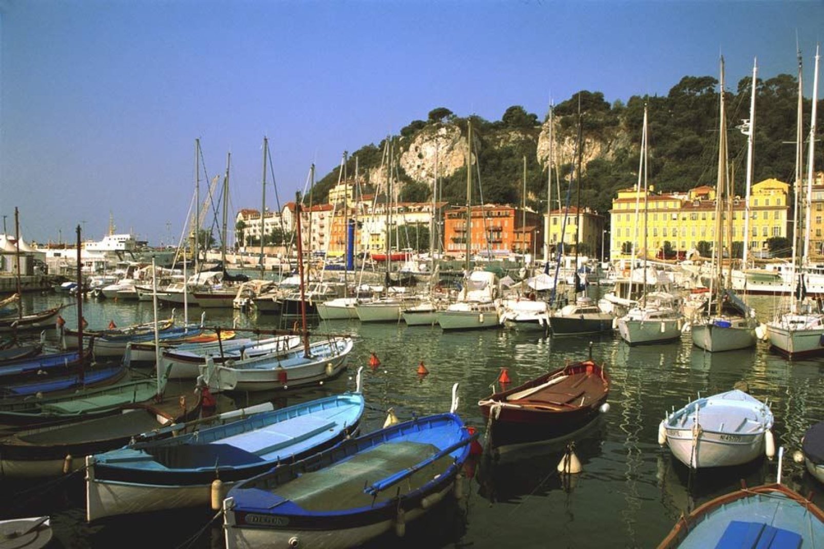 Il porto di Nizza ospita le imbarcazioni da diporto; qui è possibile osservare le famose "pointus", imbarcazioni tradizionali di pescatori, simbolo del Mediterraneo.