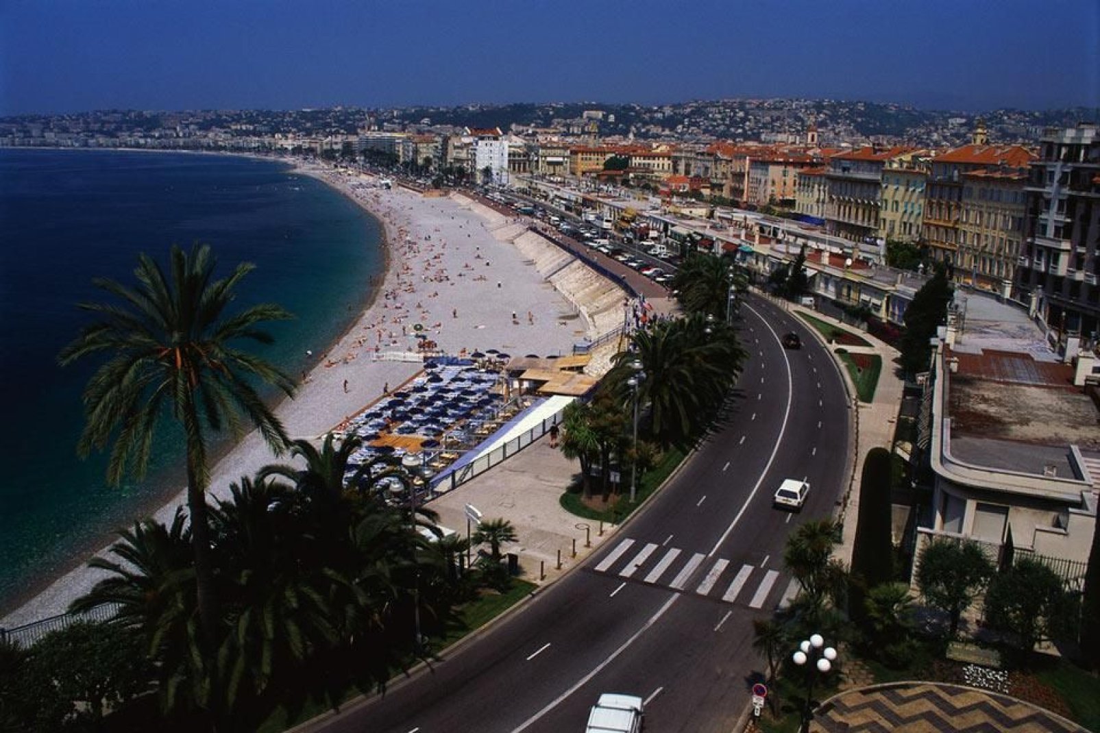 ¿Qué sería de la ciudad sin su famoso paseo de los Ingleses (conocido por los lugareños como «prom»)? Este paseo costero de 7 km de largo es de paso obligado para todo turista que visite Niza.