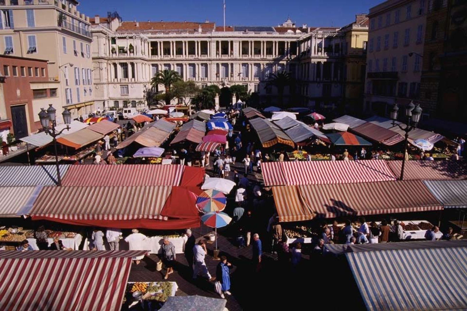 Lieux de rencontres et d'échanges, les marchés de Nice sont une tradition fermement implantée et renommée grâce à la qualité des produits frais proposés.