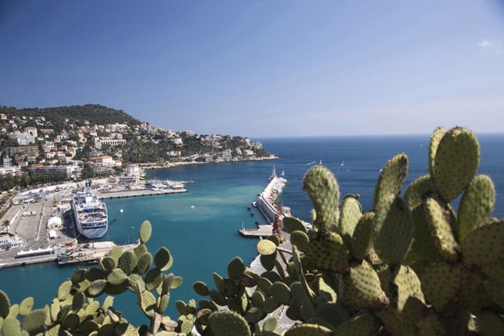Vom Hafen in Nizza werden regelmäßig Überfahrten zur nahen Insel Korsika durchgeführt. Der Place Cassini gegenüber der Kais ist zukünftig nach der Insel der Schönheit benannt.