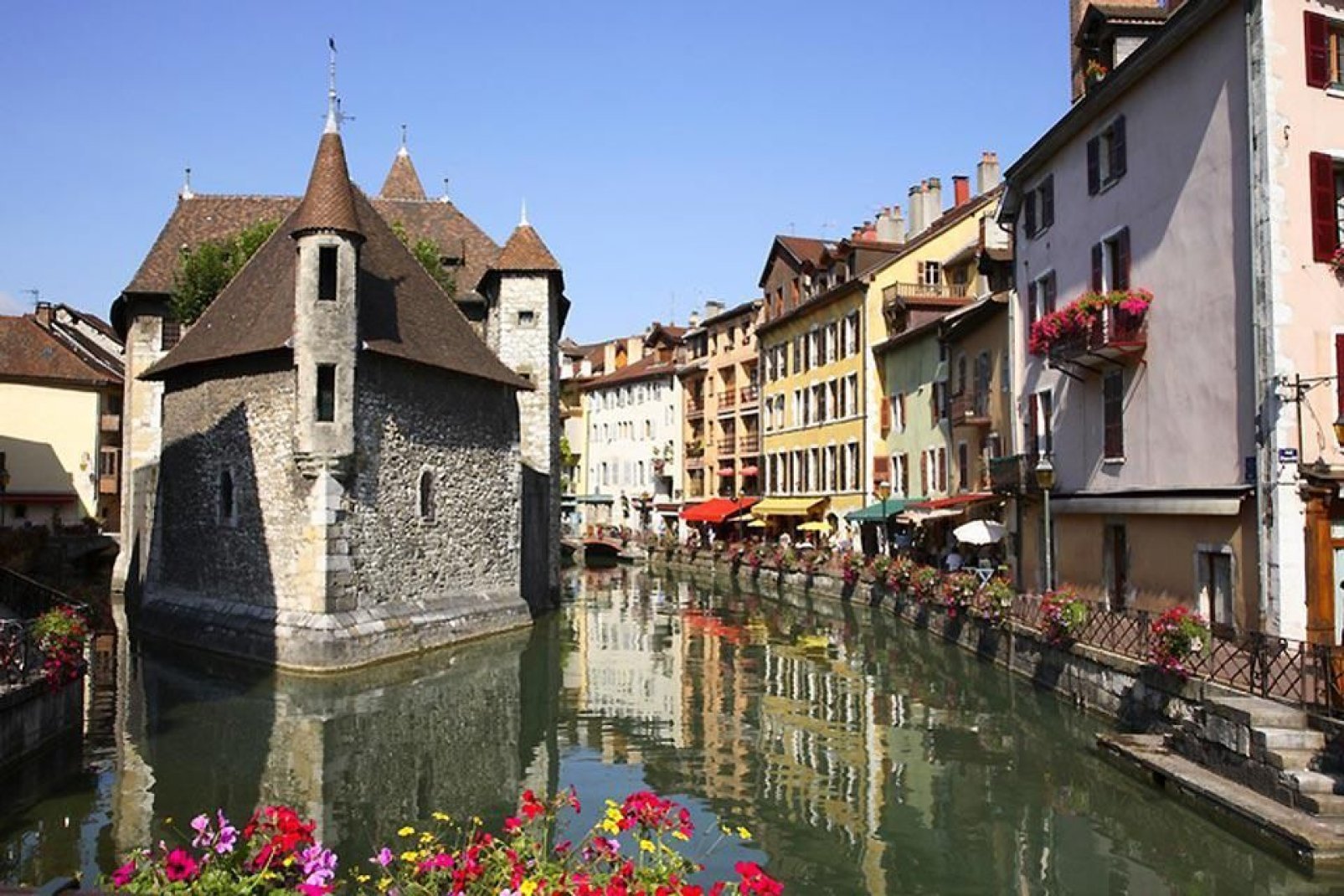 Nicht nur Venedig wurde im Wasser gebaut. Auch in Annecy gibt es Gondeln. Wenn Sie dem Charme von Bella Italia nicht widerstehen können, sollten Sie unbedingt das französische Venedig in den Savoyen kennenlernen.