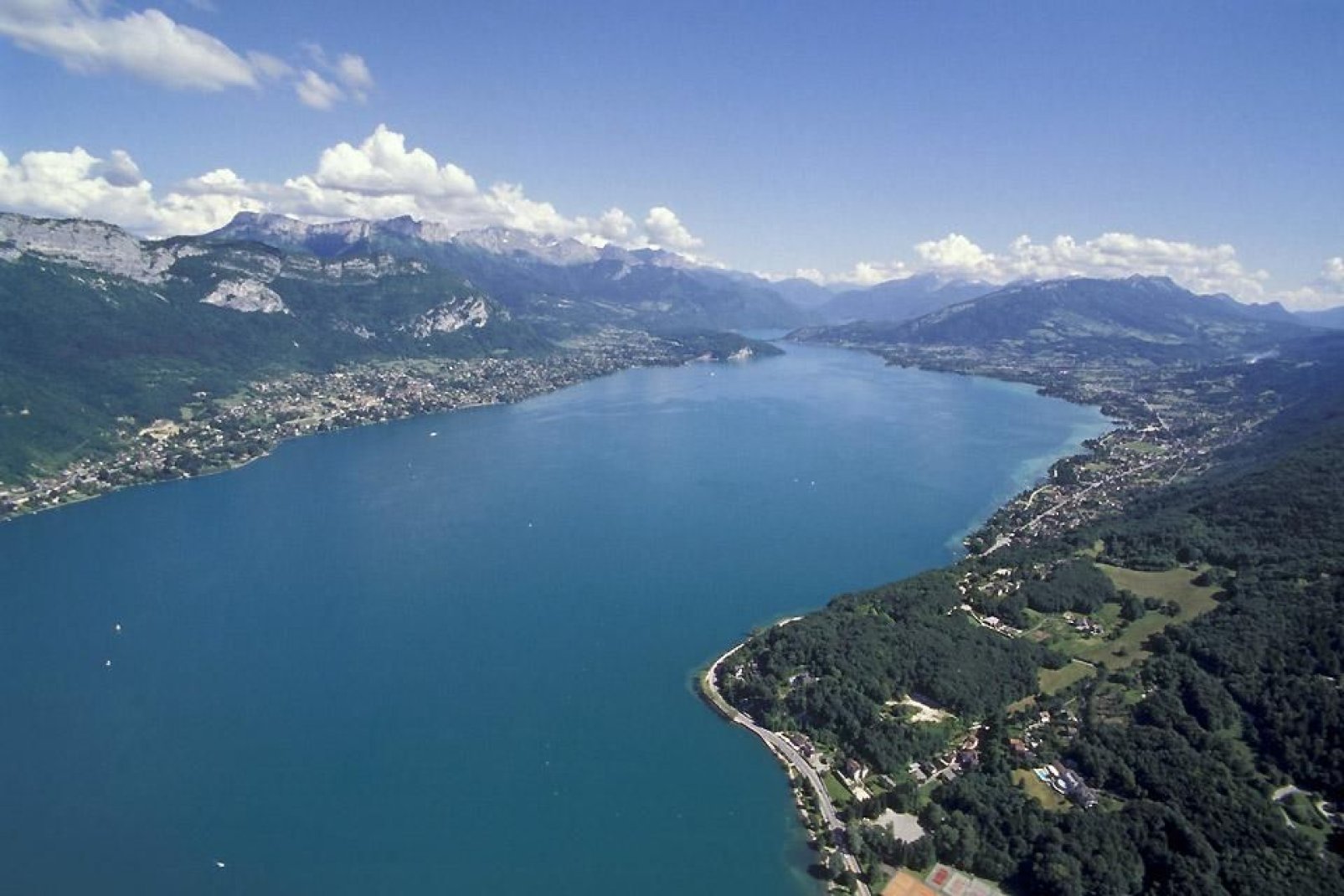 Das auch als "blauer See" bezeichnete Binnengewässer bedeckt eine Fläche von annähernd 28 km². Die Umgebung des Sees ist einzigartig und besticht durch eine unvergleichliche Flora und Fauna.