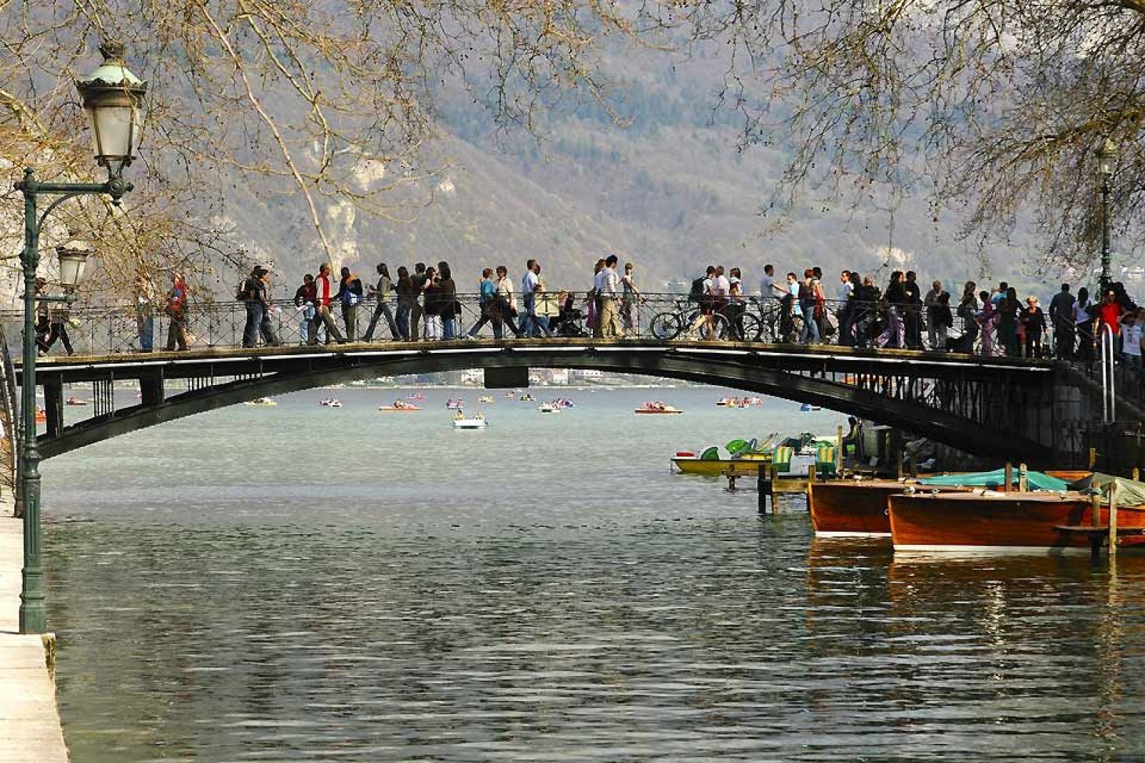 Es handelt sich um einen Steg am Ufer des Lac d'Annecy an der Einmündung des Canal de Vassé. Der Legende nach bleiben Liebende, die sich auf der Brücke küssen, fürs ganze Leben vereint.