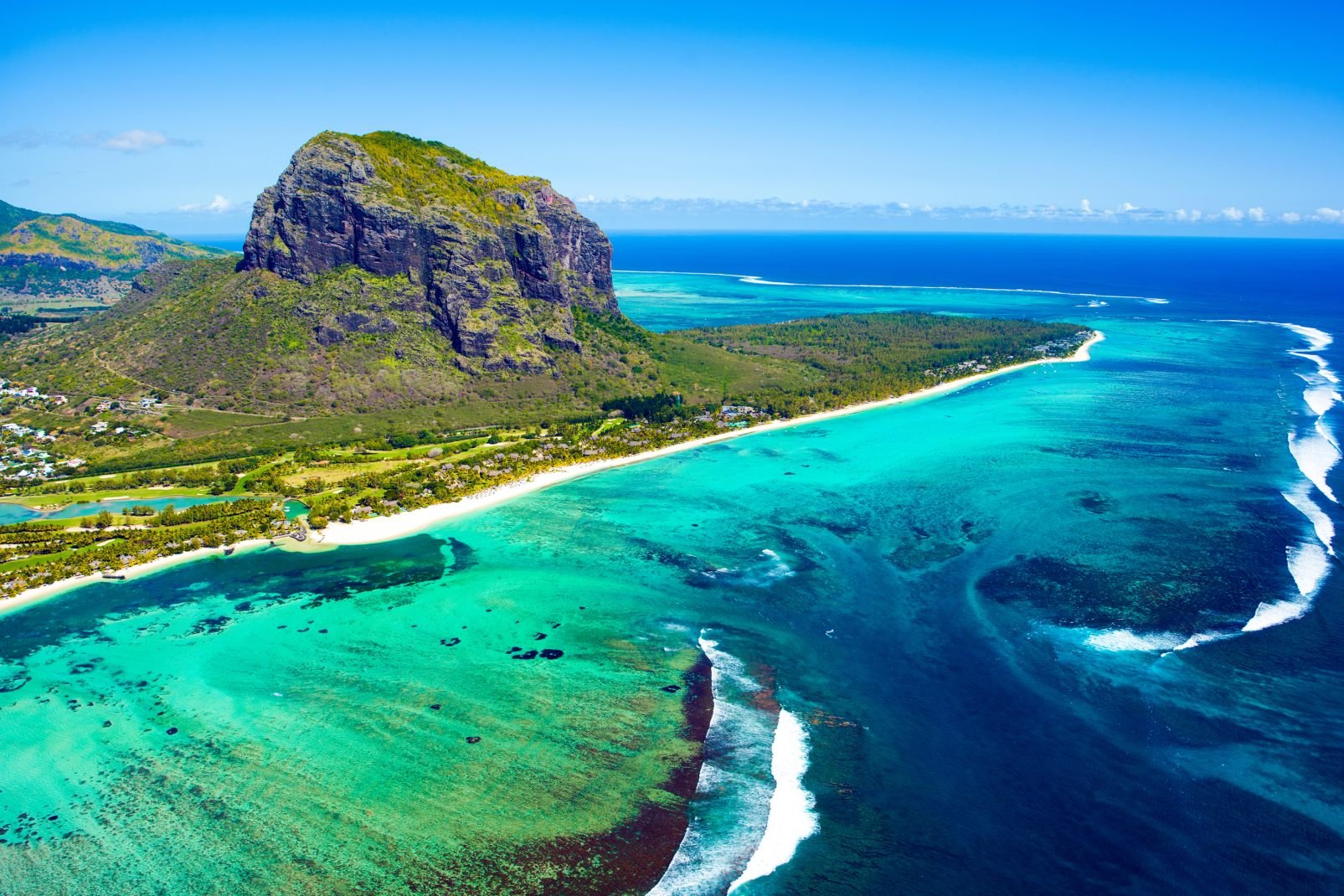 La costa meridionale delle Mauritius è la costa dell'isola più famosa per il suo carattere selvaggio ed autentico e per le sue strutture alberghiere, poco numerose, ma ben diversificate.Coloro che desiderano scoprire i paesaggi più spettacolari della zona, sceglieranno un hotel ai piedi di Le Morne, sulla punta sud occidentale. Qui si trovano le più belle spiagge della zona meridionale. Sappiate però ...