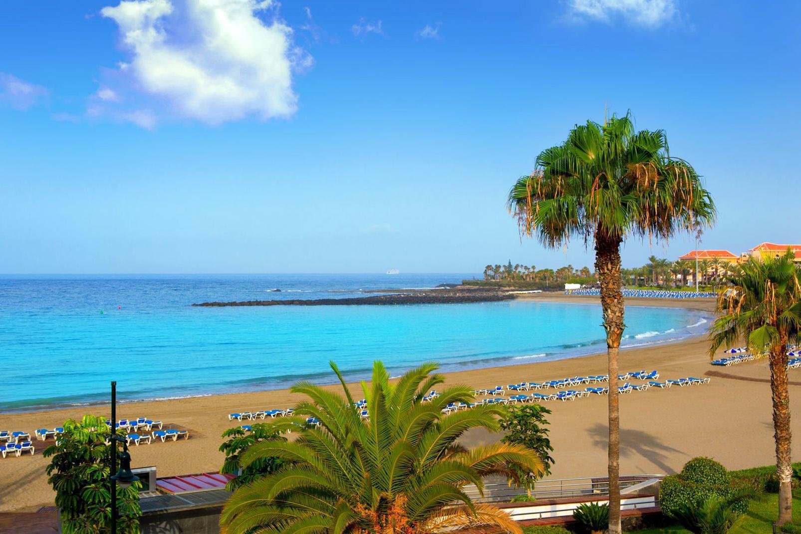 Costa Adeje es un nuevo núcleo turístico en el sur de Tenerife, justo al lado de Playa de las Américas. Se trata de la zona más exclusiva del municipio donde la mayoría de los resorts 5 estrellas decidieron establecerse. Incluye las playas de Fanabe, del Duque y de la Caleta. Se sitúa aproximadamente a unos 25 kilómetros del aeropuerto Sur de Tenerife y cuenta con un sinfín de tiendas y bares. En invierno ...