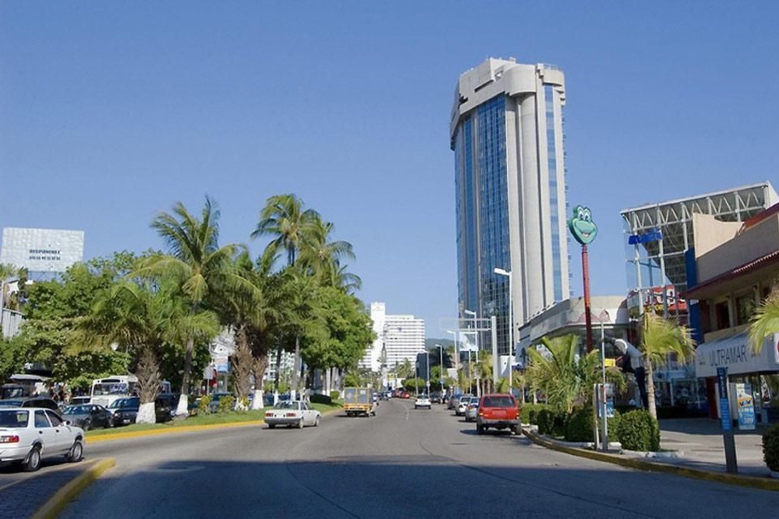 Gli edifici di Acapulco sono ben visibili. Enormi strutture alberghiere sono posizionate a pochi passi dal mare.