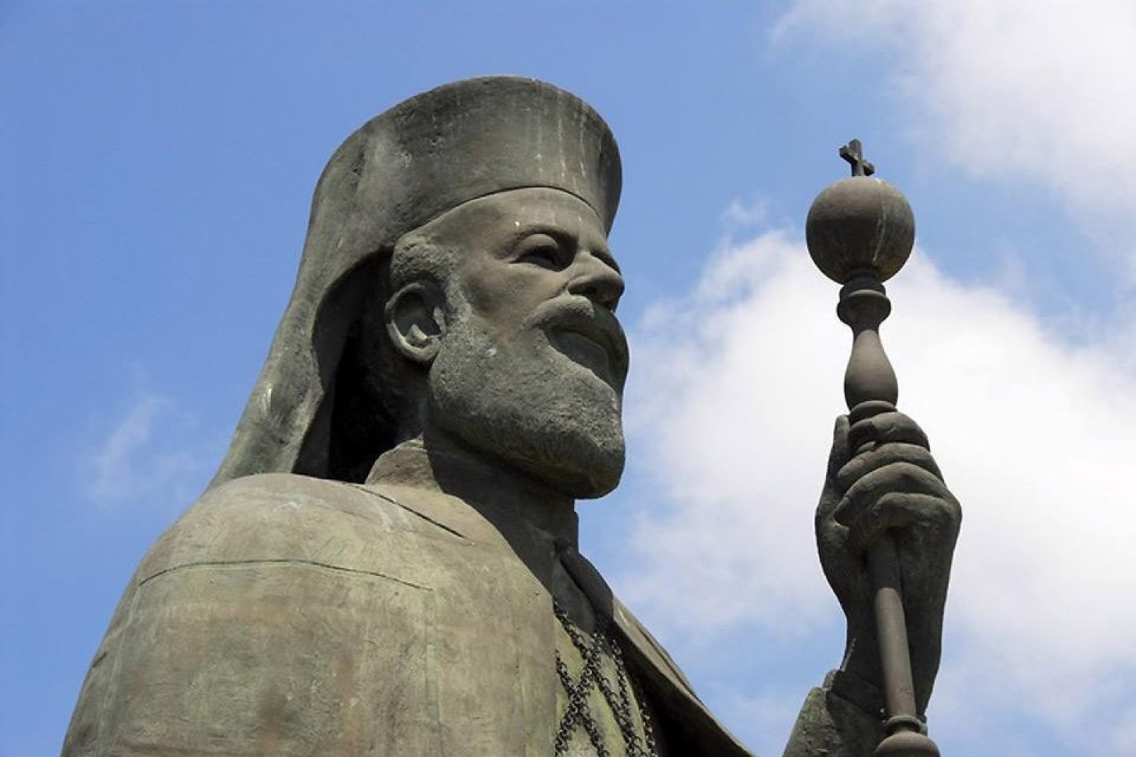 La statua di Makarios III, padre dell'Indipendenza di Cipro nel 1959, si trova davanti all'arcivescovato di Nicosia.