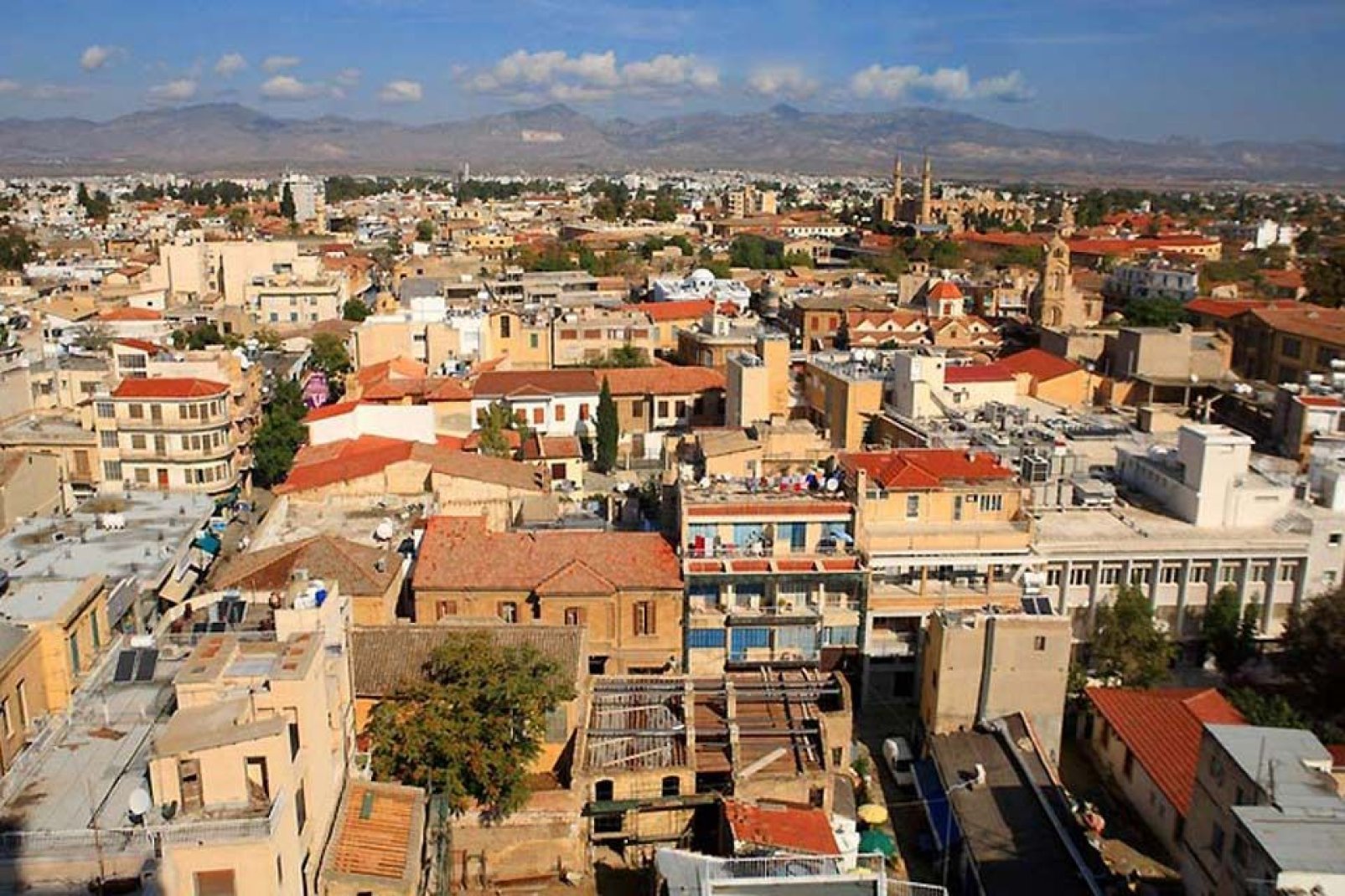 Benché Larnaca e Limassol abbiano acquisito una maggiore importanza, Nicosia rimane il principale polo economico dell'isola. Le stradine dell'antica città brulicano di negozi.