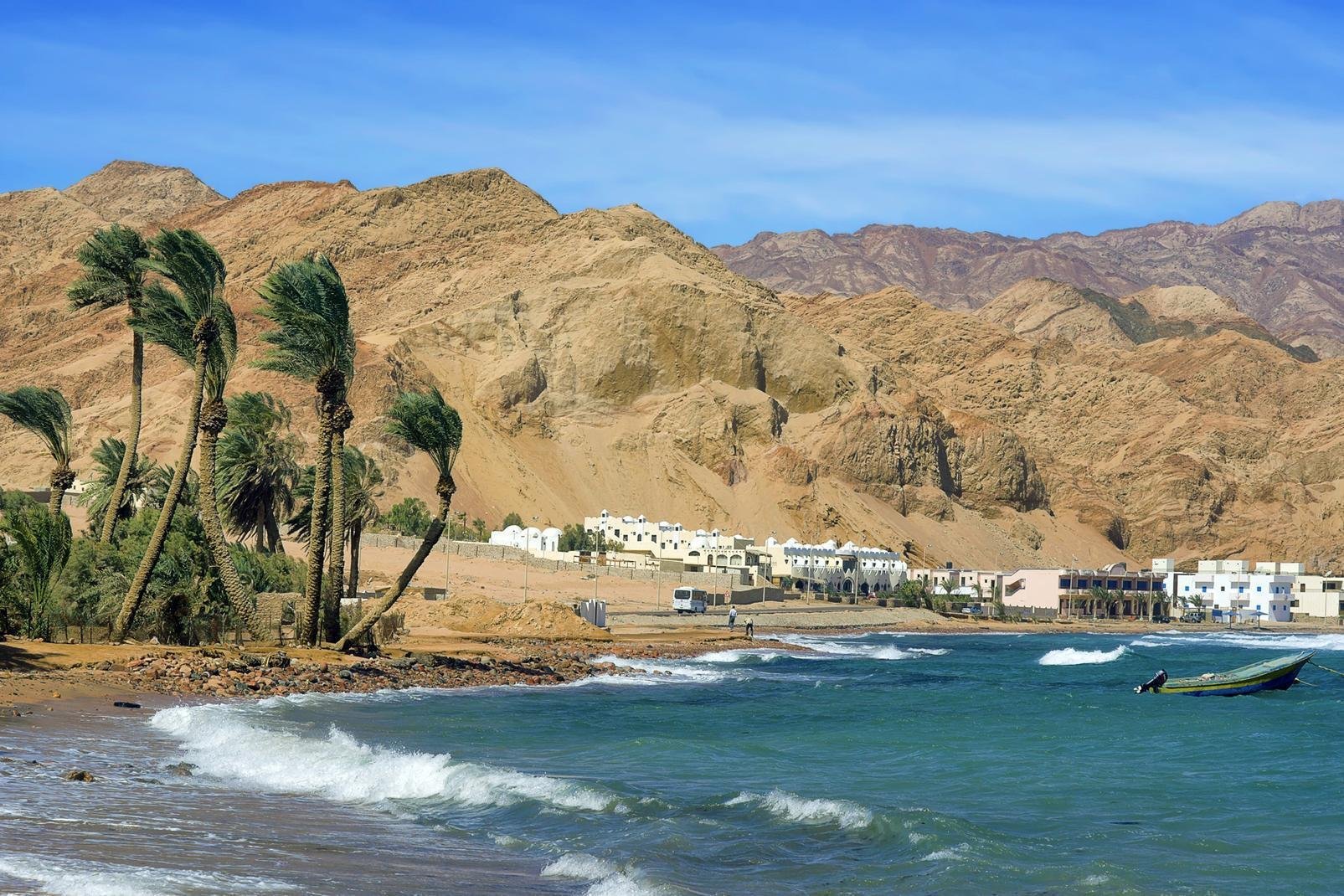 Située à une petite centaine de kilomètres au nord de Sharm el-Sheikh, sur la côte est du Sinaï, à deux heures de routes de Taba Heights, Dahab est une petite station balnéaire où le charme de l'Orient a laissé place à une ambiance « hippie » mêlée au chic balnéaire. Une eau turquoise à en perdre la tête, des plages dorées face aux montagnes du désert, Dahab est une ville authentique où l'on aime se ...